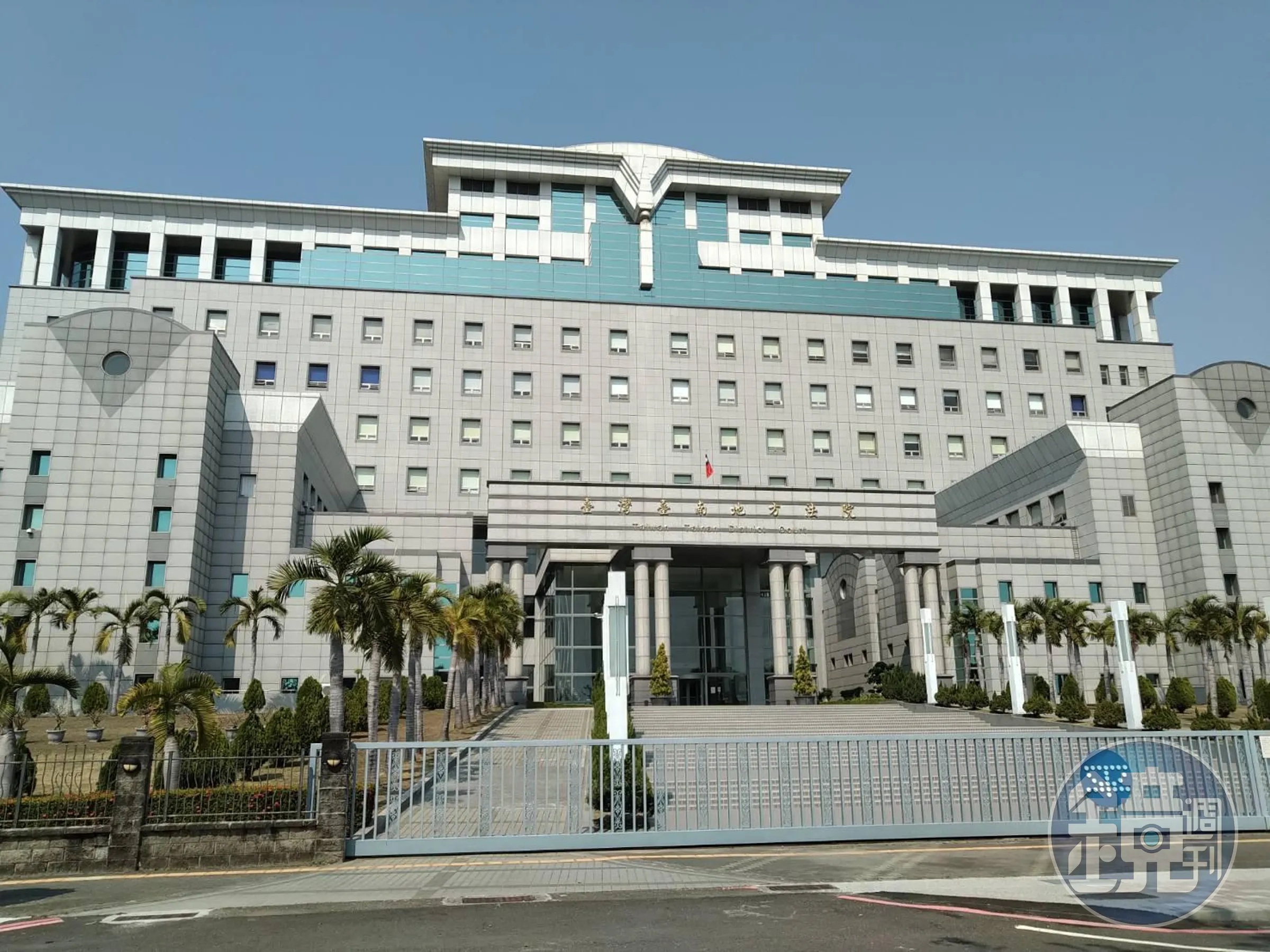 一名男子被控無照騎車又違規變換車道，導致後方女騎士追撞被輾斃，涉過失致死，但台南地院法官判男子無罪，圖為台南地方法院外觀。（本刊資料照）