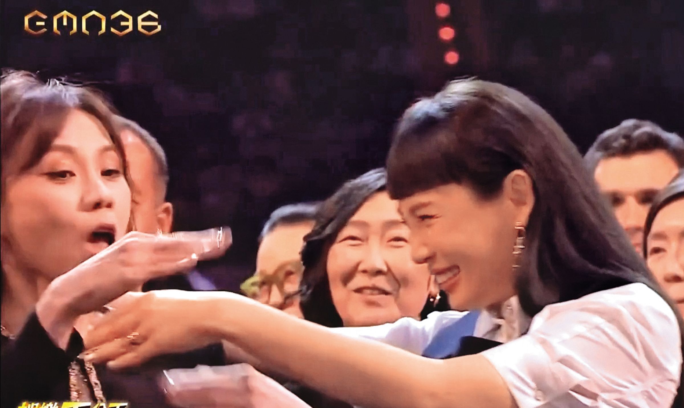 魏如萱（右）想對蔡健雅（左）來個「知恩圖『抱』」，卻被揮手趕上台，幫QQ。（翻攝自台視）