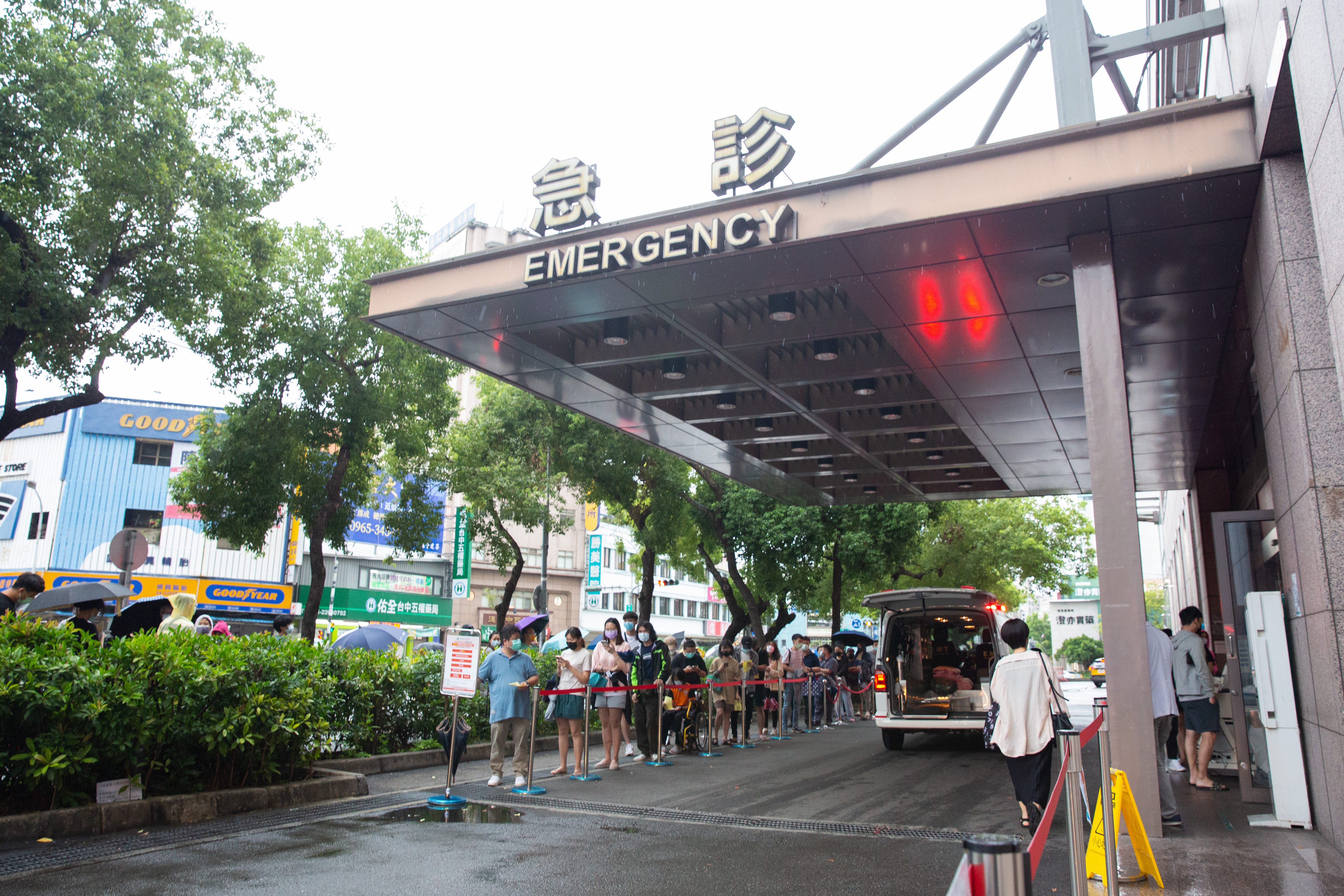 COVID-19升溫，疾管署呼籲民眾接種XBB疫苗以增強保護力。（本刊資料照）