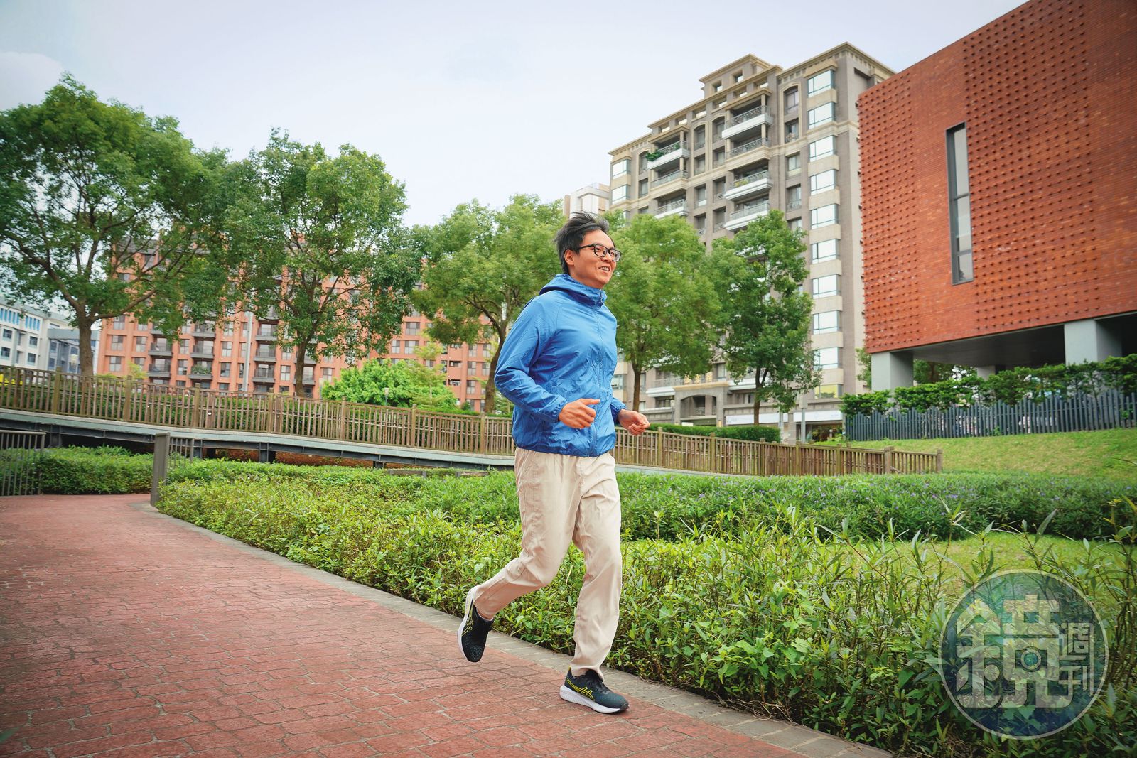 買股押孤支的楊家杰，曾因股災帳損千萬元，在市場恐慌情緒蔓延時，他會靠跑步調劑身心。