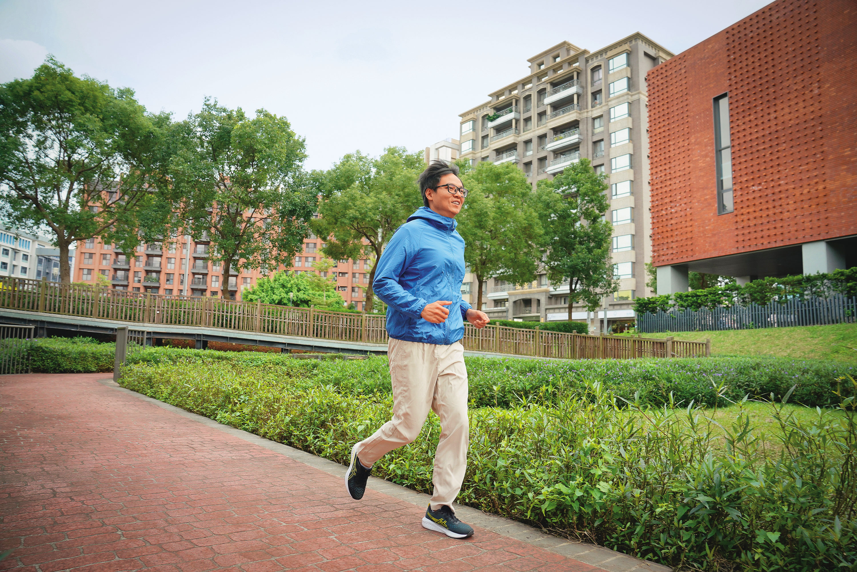 買股押孤支的楊家杰，曾因股災帳損千萬元，在市場恐慌情緒蔓延時，他會靠跑步調劑身心。