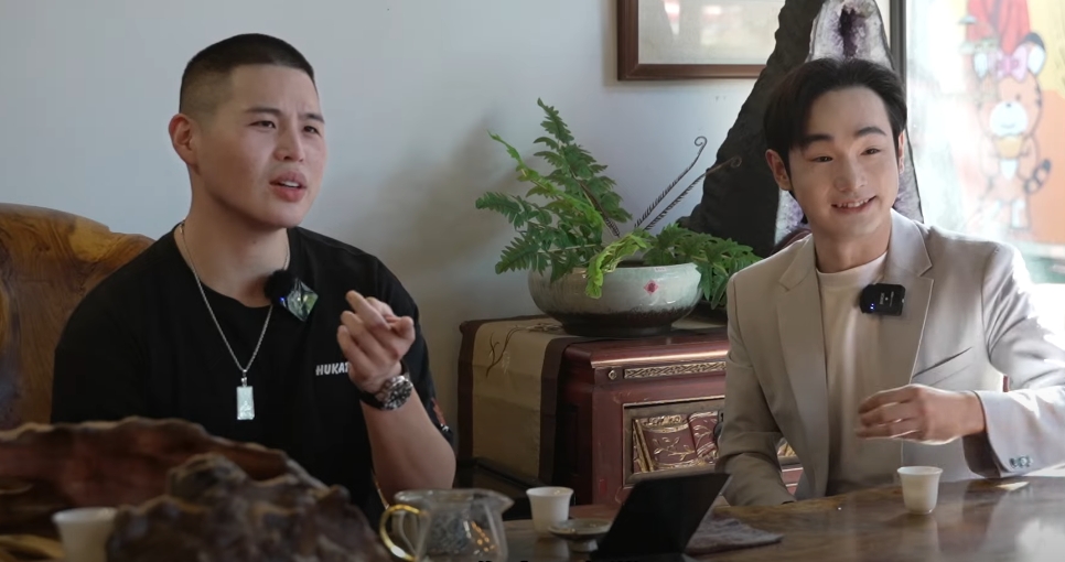 網紅八炯（右）找上歌曲〈中國老總〉原唱陳柏源（左）拍片揭發中國如何收買台灣網紅。（翻攝自攝徒日記Fun TV YT頻道）