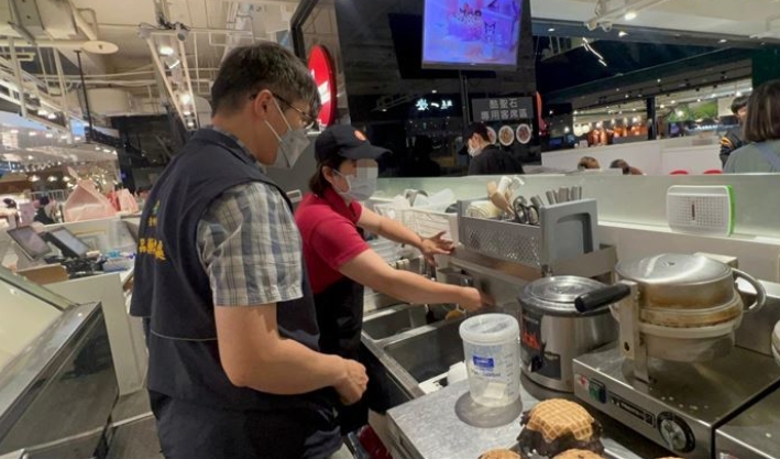 酷聖石勤美店爆食安風暴,將消毒用的次氯酸水誤當飲水。店家已被勒令停業稽查。(台中市府提供)