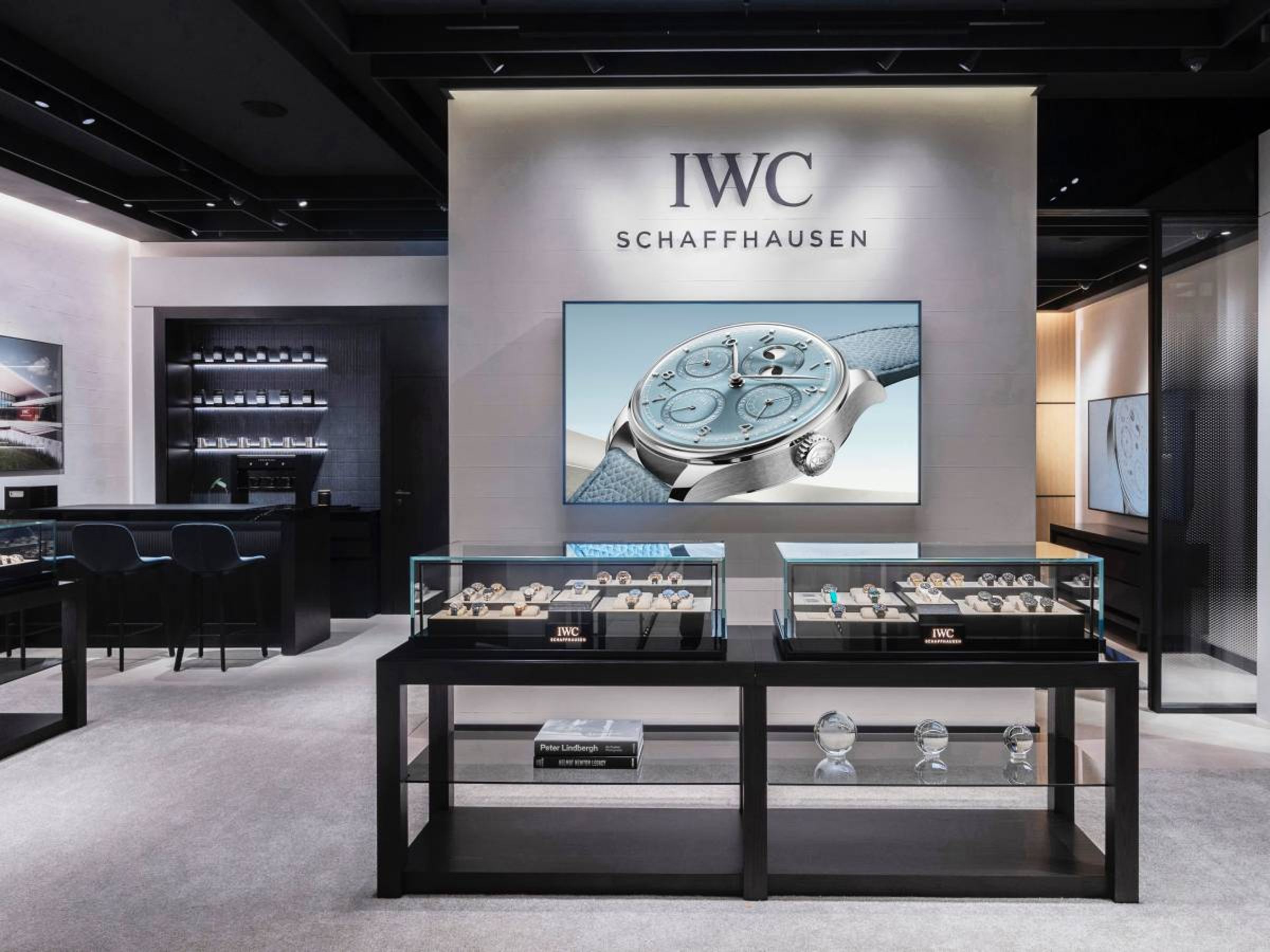 IWC全新形象專賣店位於「台北 101購物商場」的一樓，以寬敞明亮的門面設計，讓顧客一走入店內，就把店內所有陳設盡入眼底。