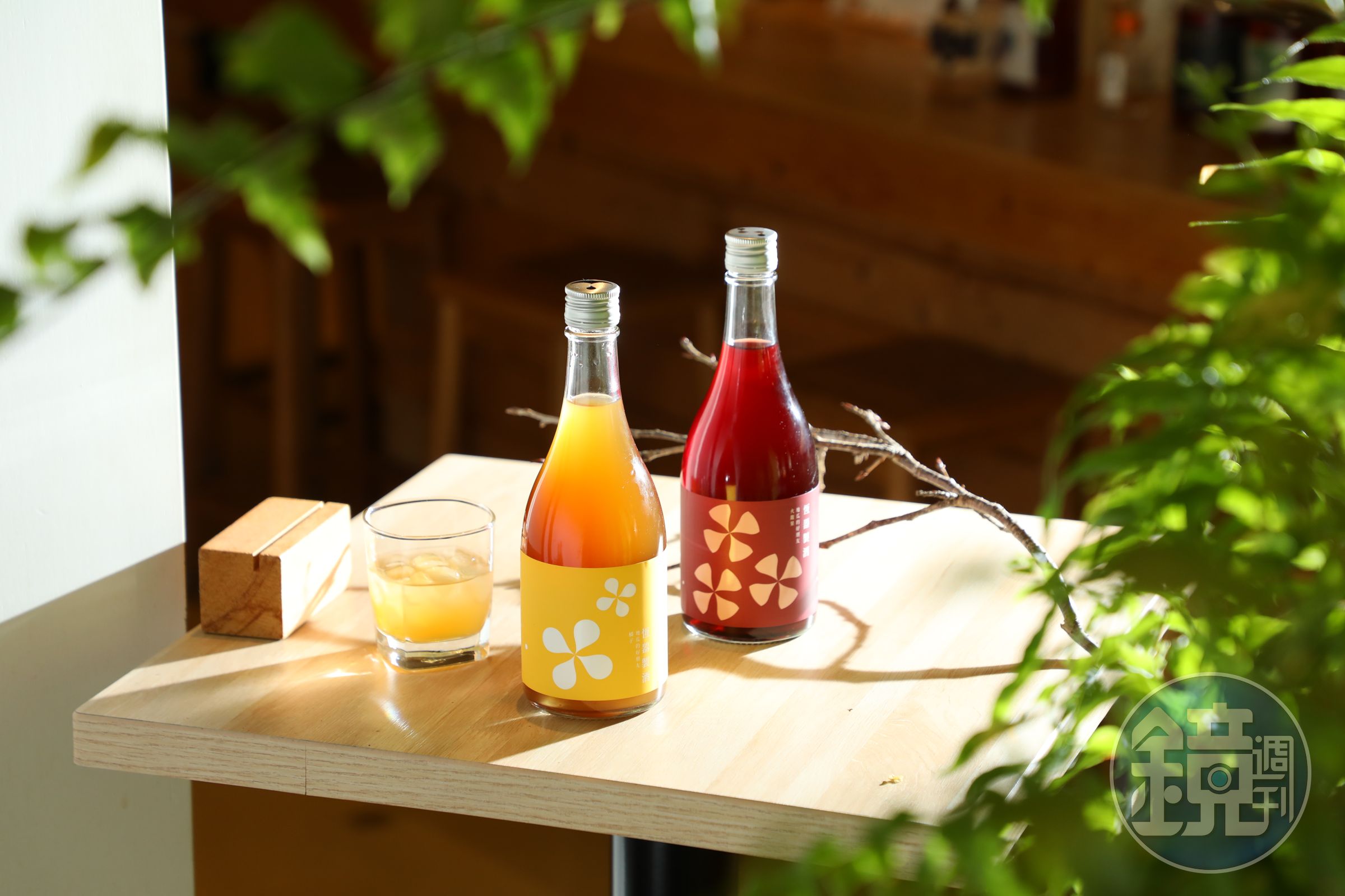 恆器在7週年紀念時推出風味特殊的新品「地瓜的好朋友—橘子」(前)與「地瓜的好朋友—火龍果」。(皆680元/瓶)