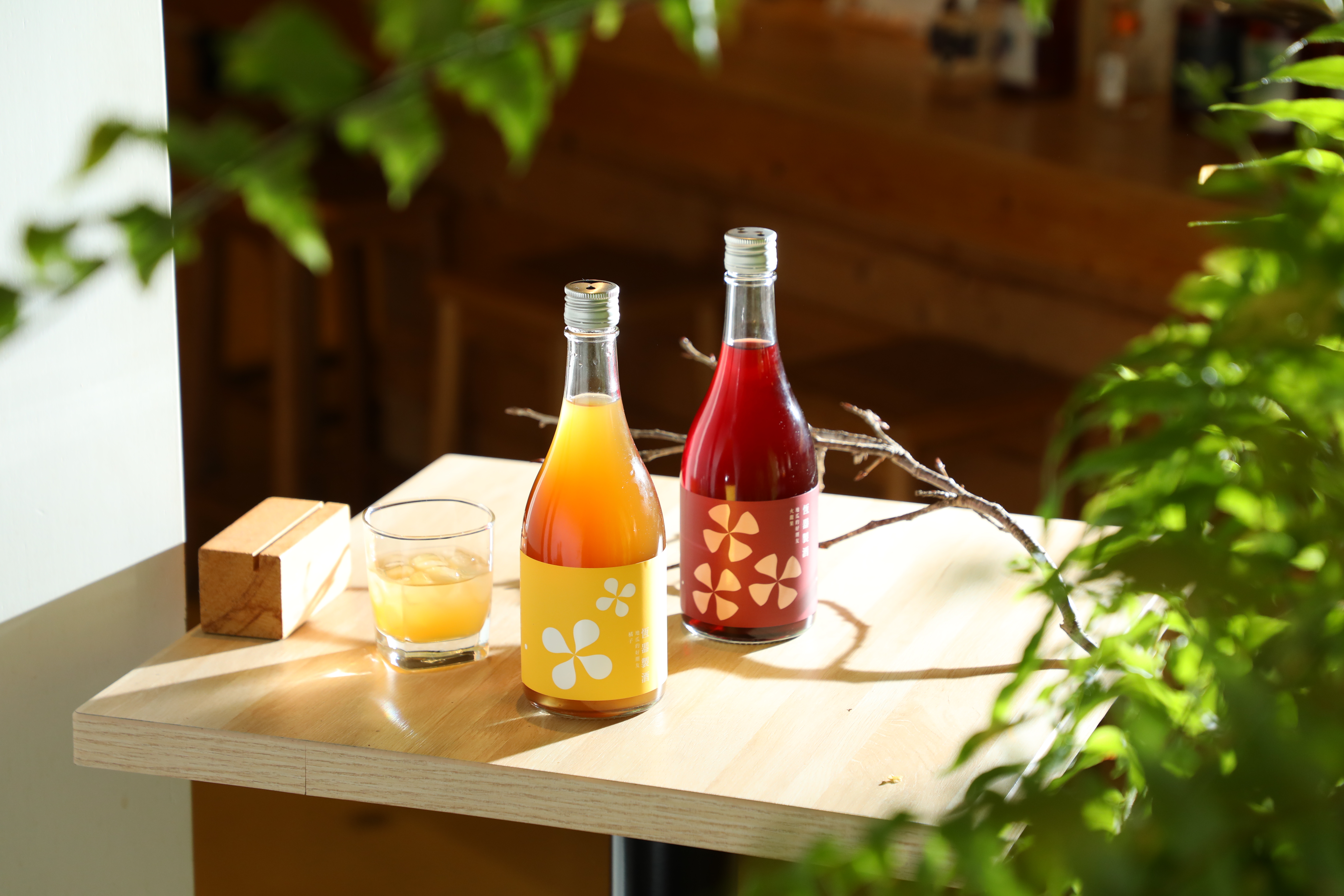 恆器在7週年紀念時推出風味特殊的新品「地瓜的好朋友—橘子」（前）與「地瓜的好朋友—火龍果」。（皆680元／瓶）