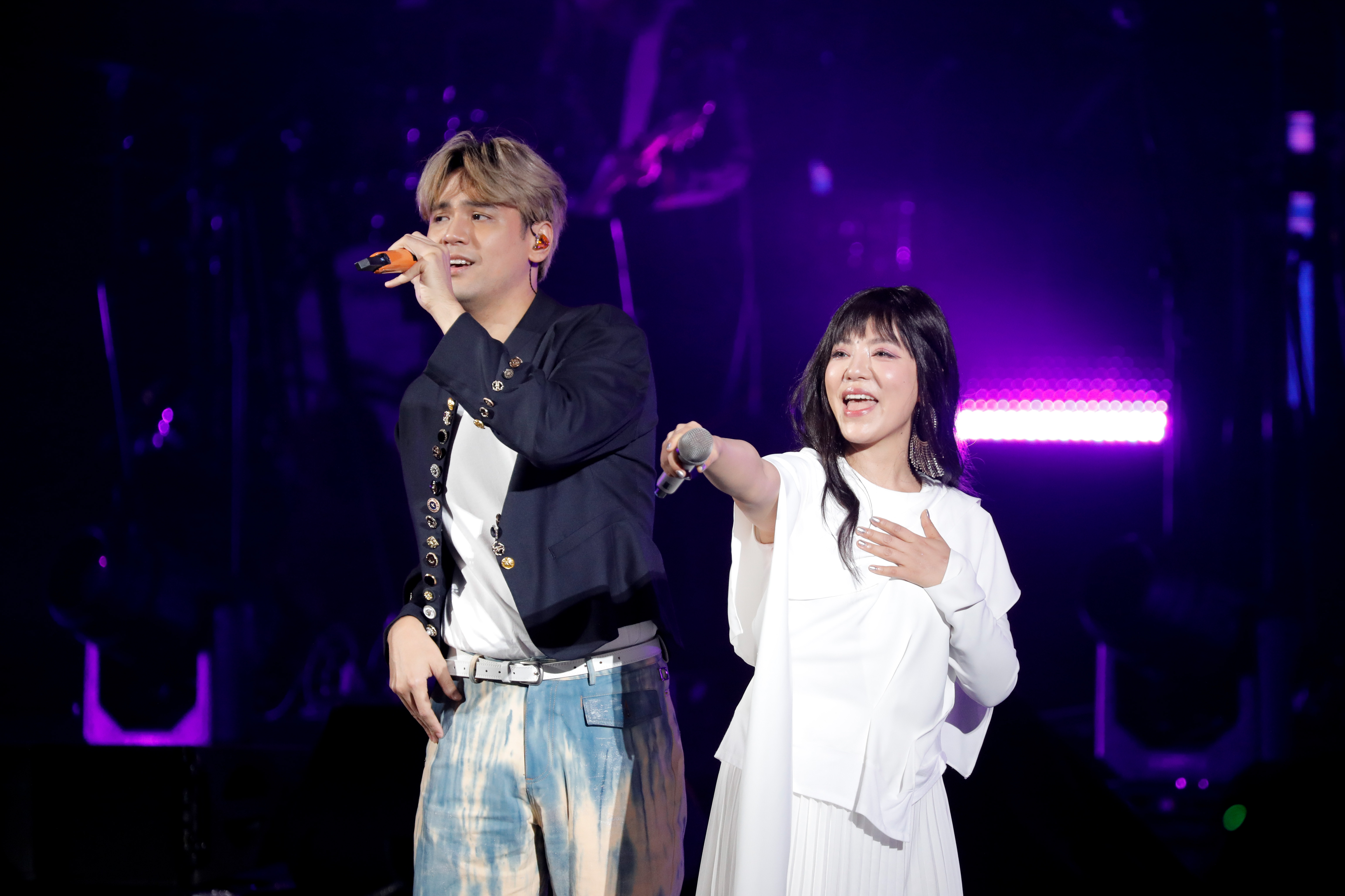 陳零九與丁噹合唱〈天黑請閉眼〉，全場也跟著大合唱。