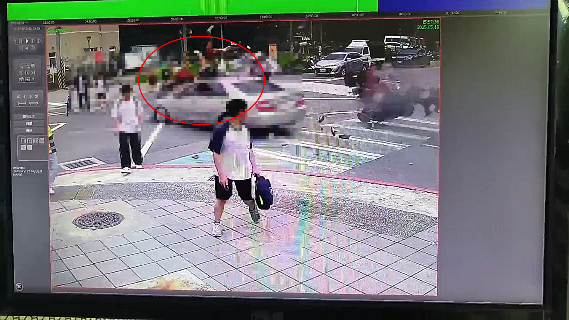 監視器畫面拍下3名女學生（紅圈處）看到來車時根本反應不及慘遭撞飛。（翻攝記者爆料網）