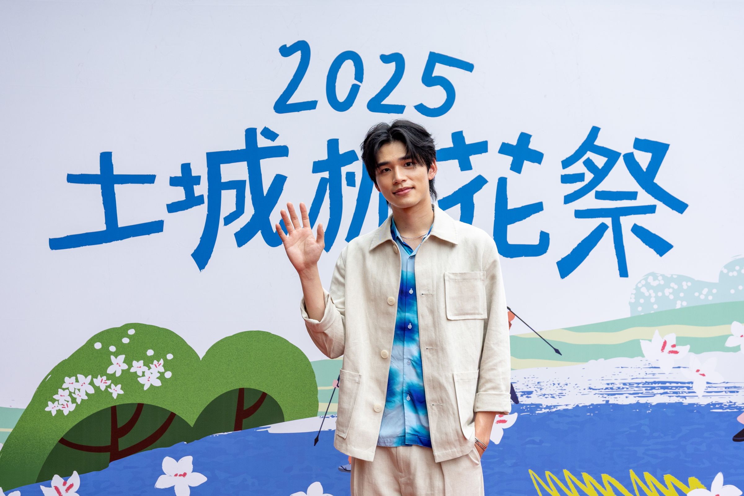 新生代演員王品澔擔任2025新北市客家桐花季代言人。（新北市客家事務局提供）