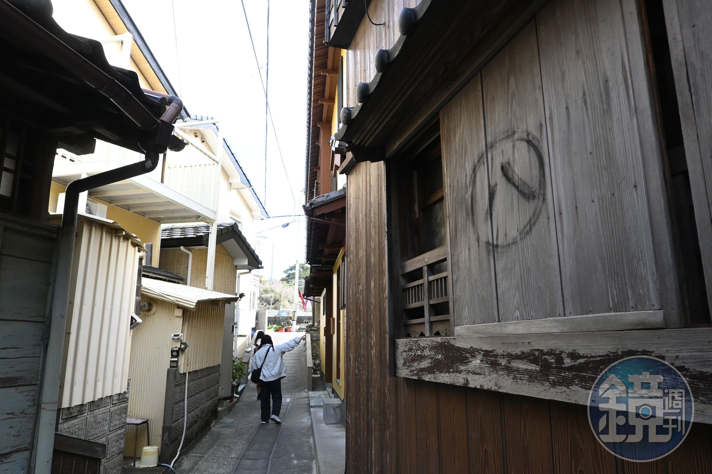 神社的「八」紋象徵祈求平安，島上不少老宅、神具上都能見到。