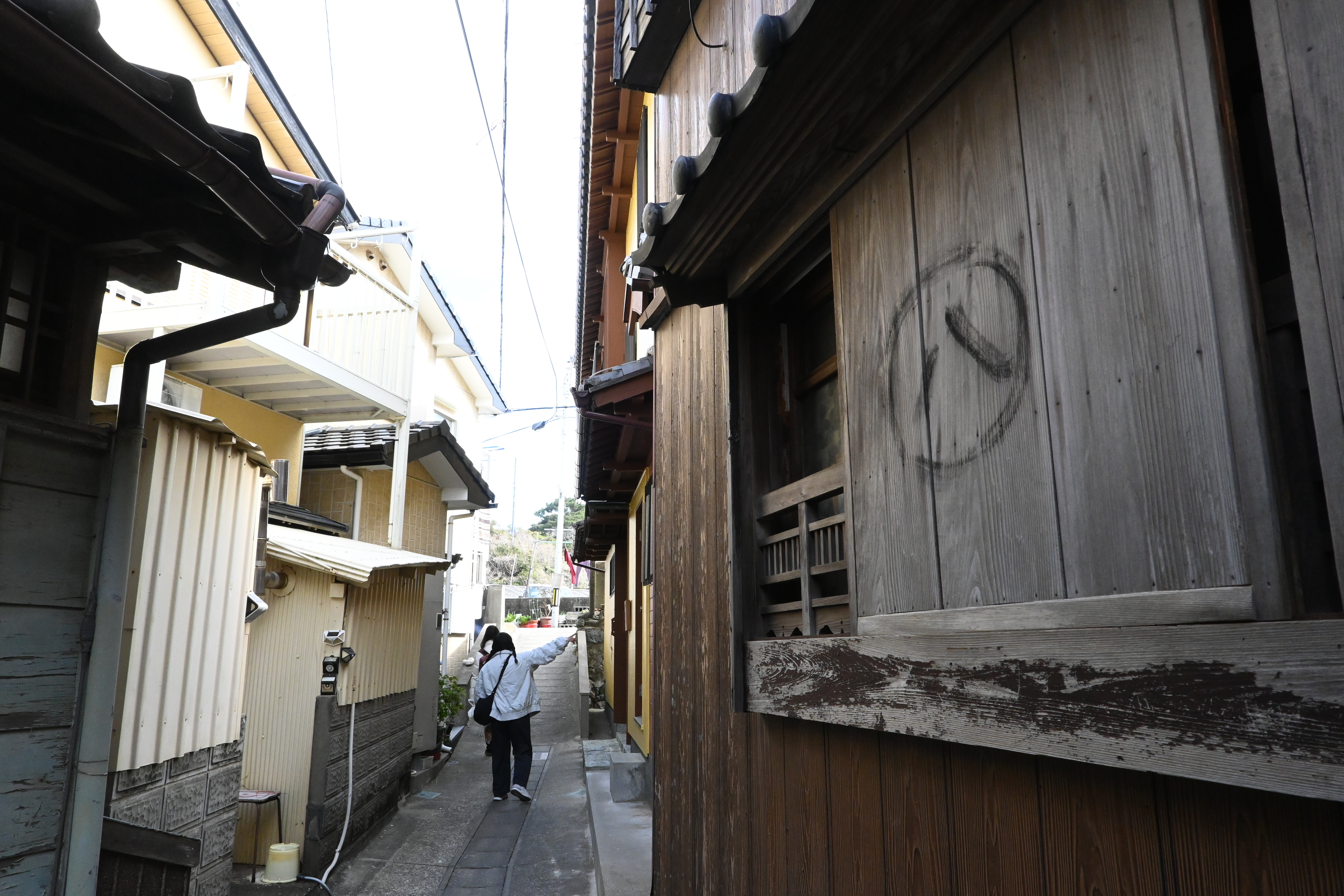 神社的「八」紋象徵祈求平安，島上不少老宅、神具上都能見到。