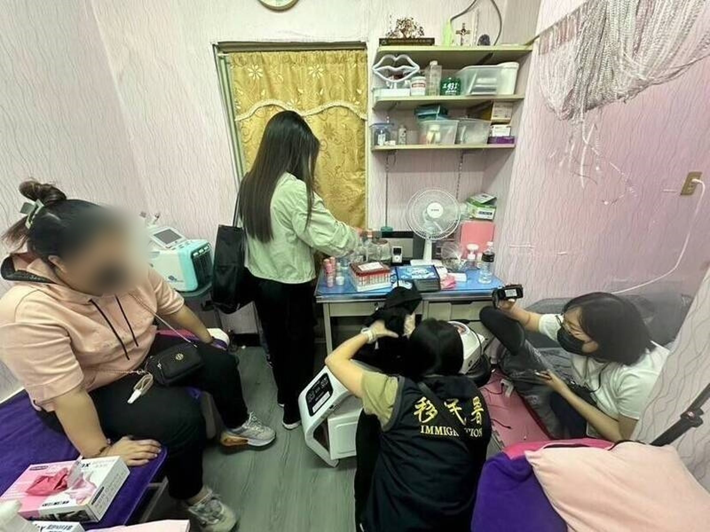 移民署新北專勤隊鎖定康女非法進行醫美,去年5月持拘票與搜索票入內逮人。(翻攝畫面)