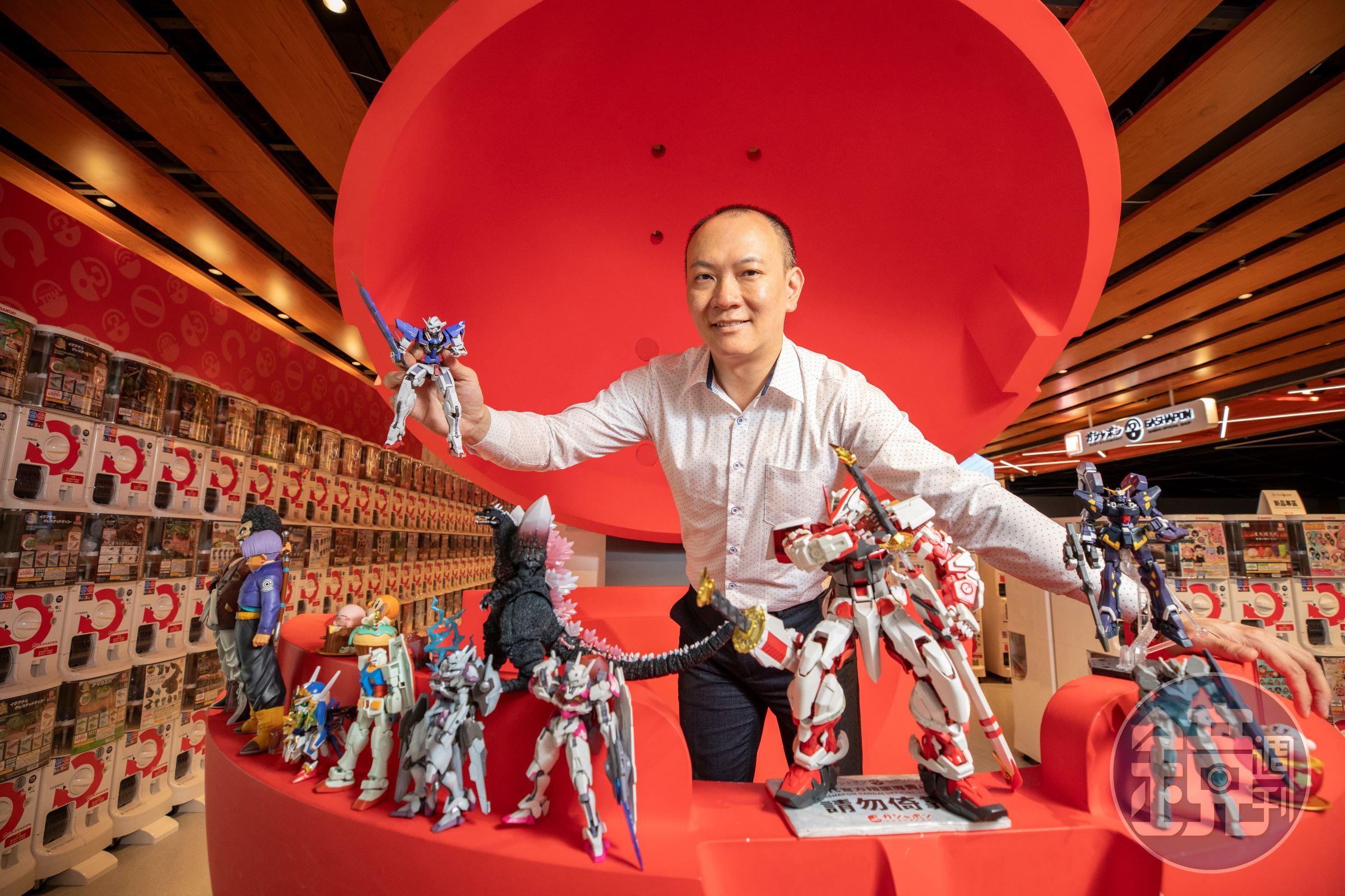 雙緯以《鋼彈》模型奠下營業基礎，在二代陳彥羽接手總經理後，一改銷售通路，並代理各種動漫盲盒、一番賞公仔，甚至還取得IP、自製相關產品，去年公司業績攀逾8億新高，今年他估計會再衝上9億元。