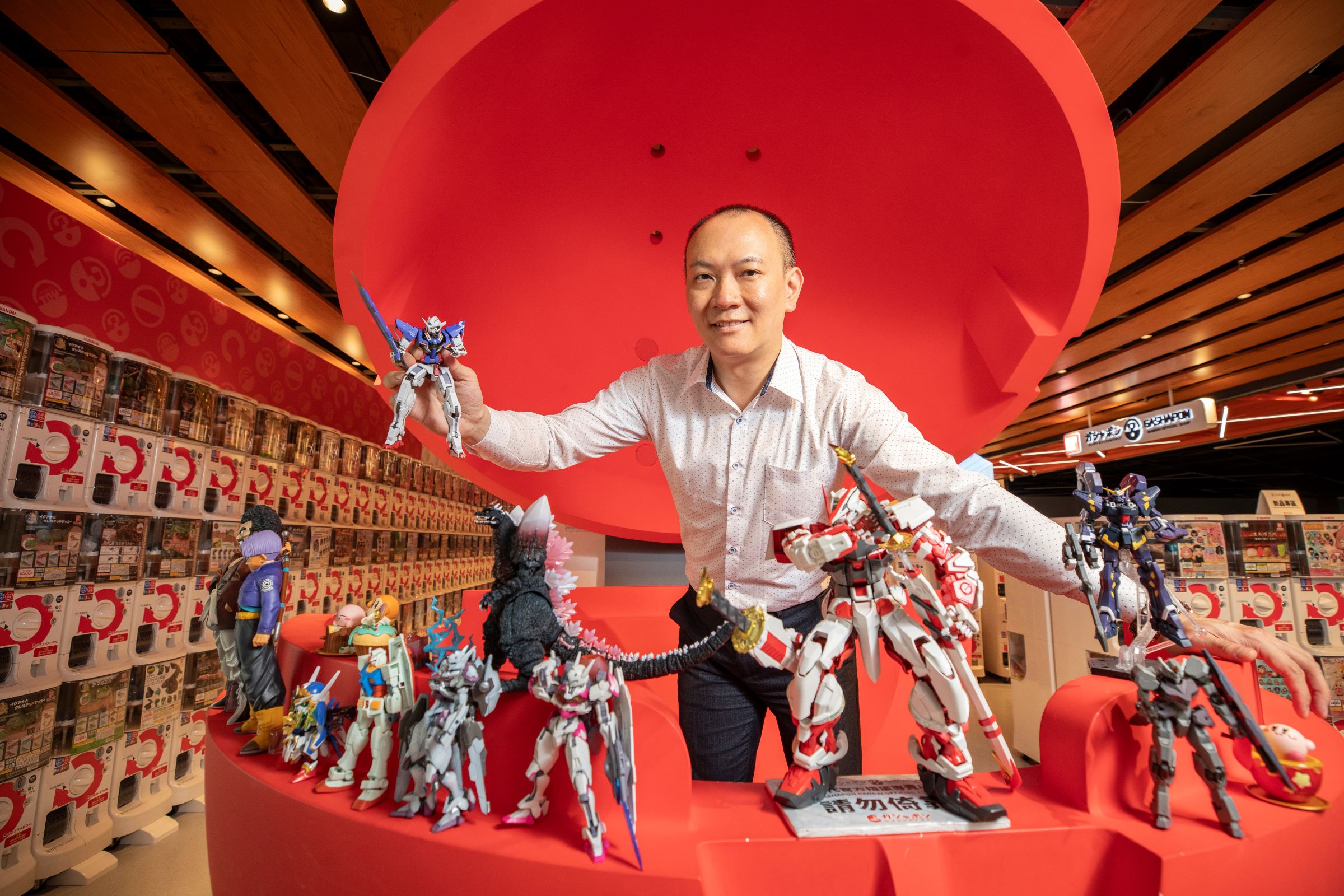 雙緯以《鋼彈》模型奠下營業基礎，在二代陳彥羽接手總經理後，一改銷售通路，並代理各種動漫盲盒、一番賞公仔，甚至還取得IP、自製相關產品，去年公司業績攀逾8億新高，今年他估計會再衝上9億元。