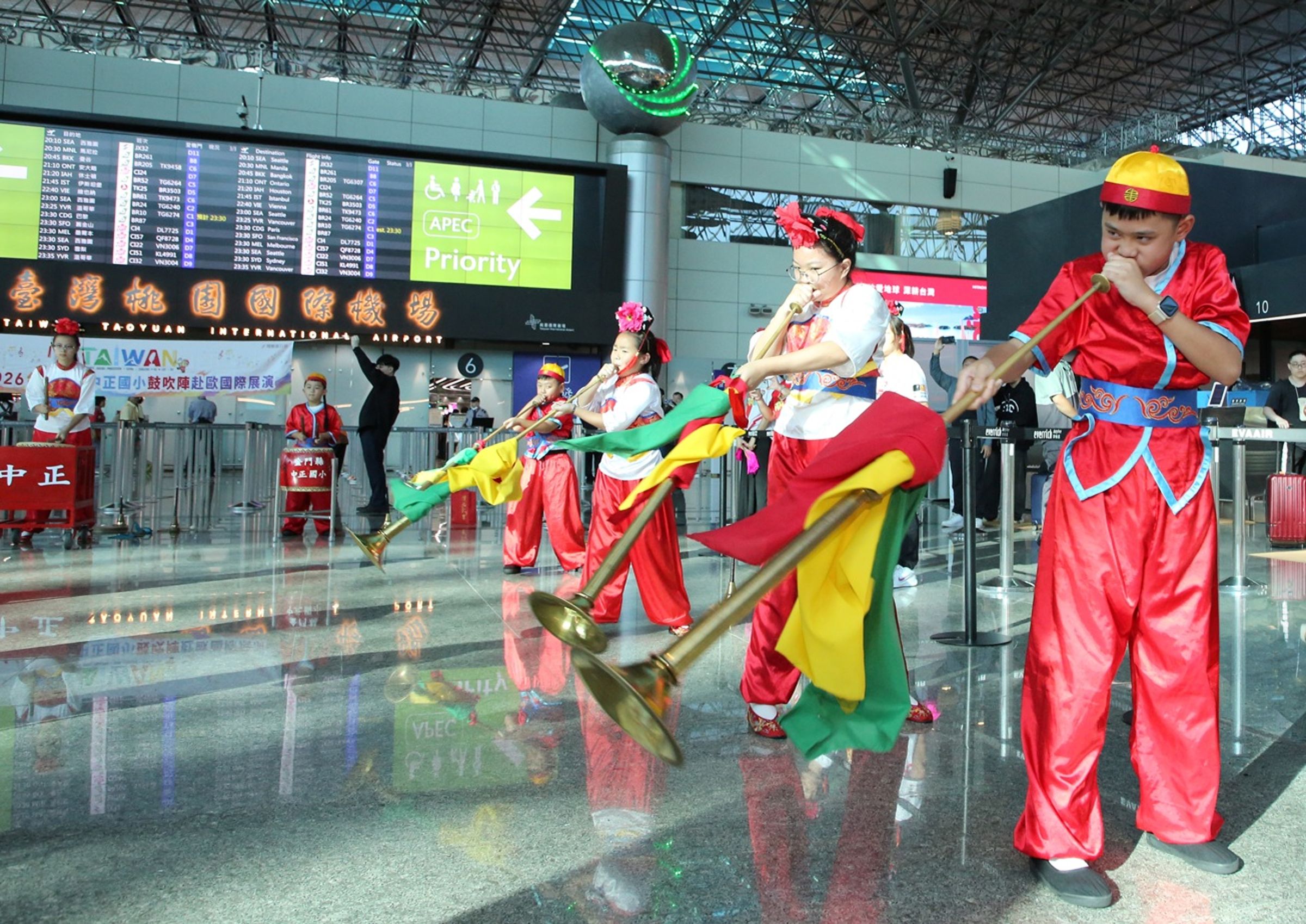 鼓吹樂聲迴盪桃園國際機場,中正國小鼓吹隊用熱情與自信遠赴捷克國際交流。(財團法人昇恒昌基金會提供)