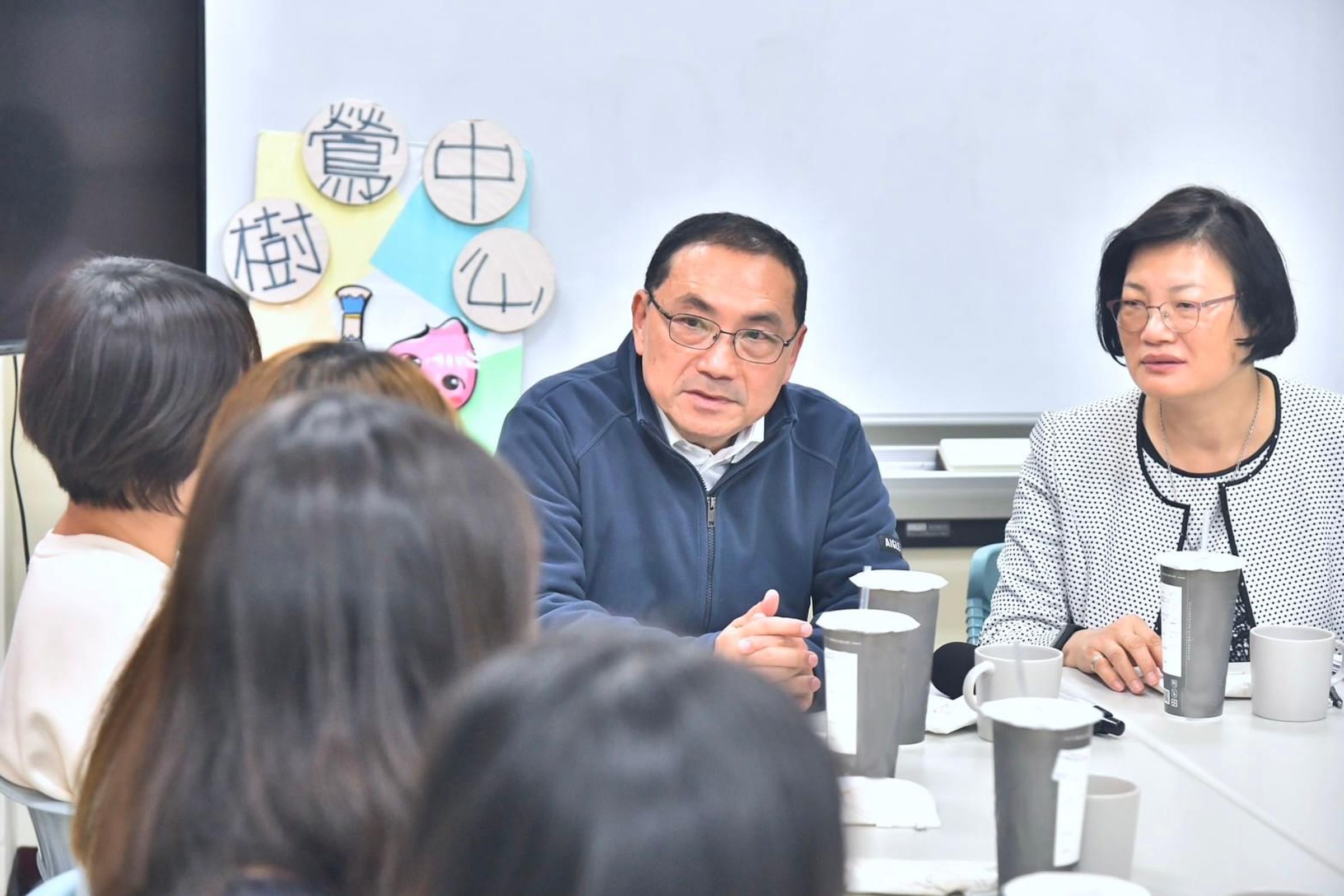 對於明日是否可能會放颱風假?新北市長侯友宜今日指出,北北基桃會充分討論溝通,20時前跟市民報告。