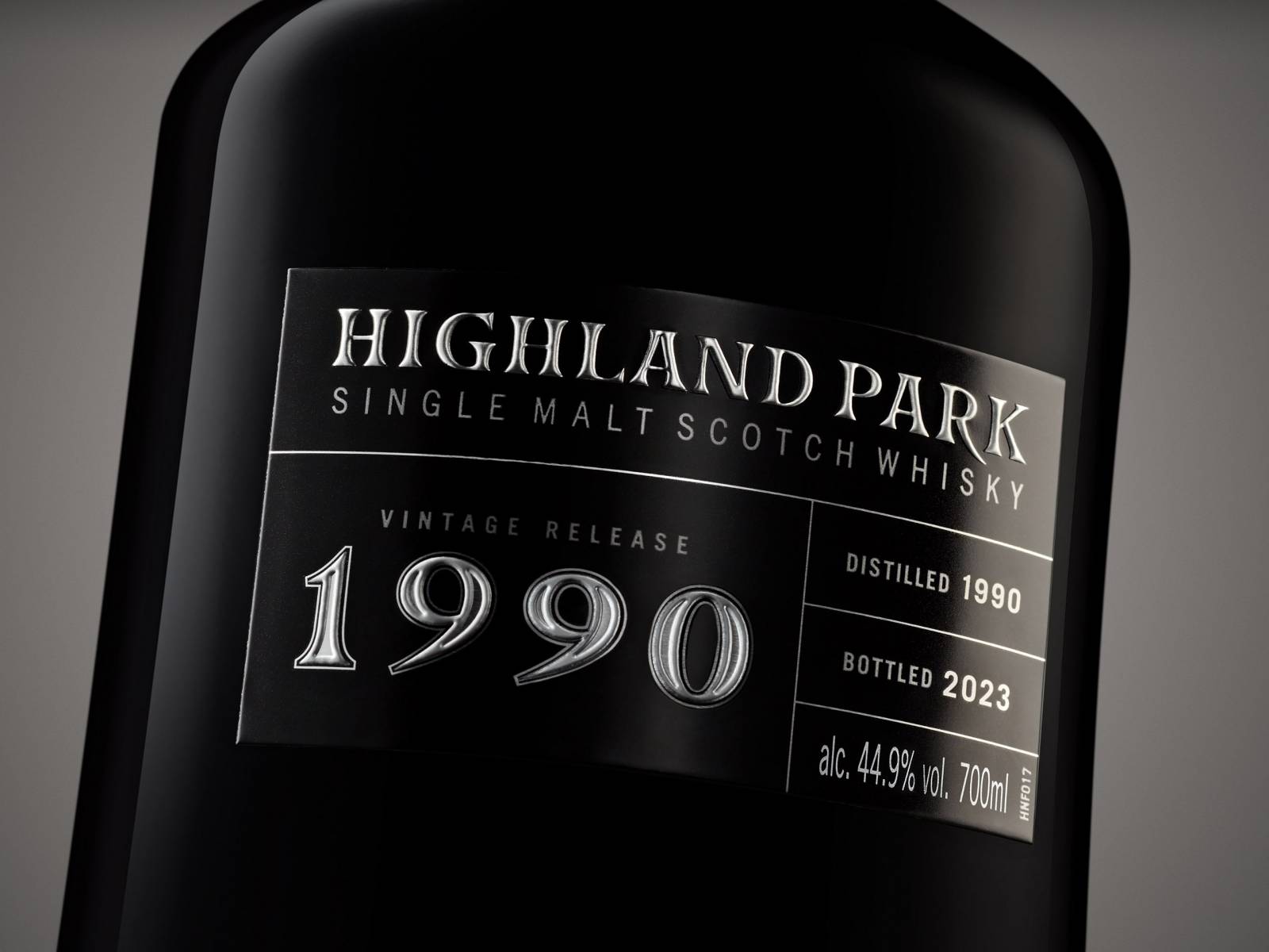 蘇格蘭單一麥芽威士忌品牌Highland Park高原騎士，發表高年分 Vintage 1990 單一麥芽威士忌特殊酒款，全球限量1,221瓶，建議售價約NT$106,000。