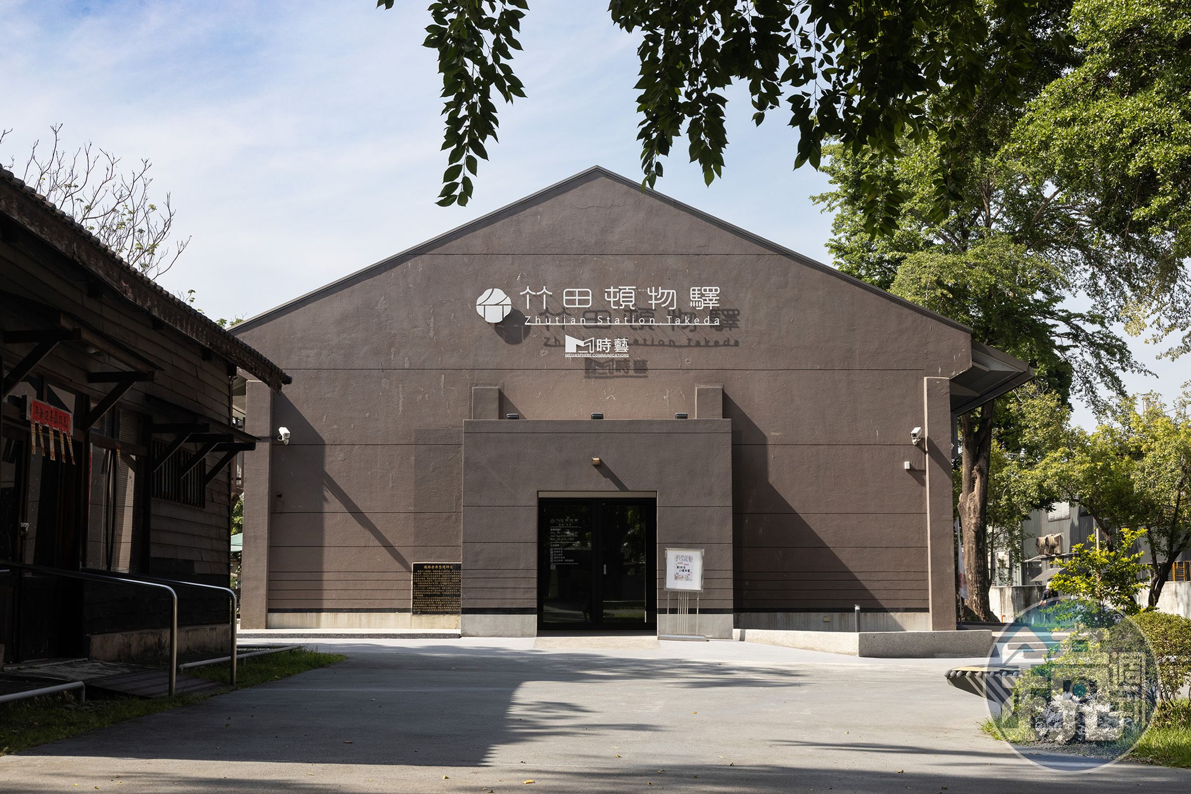 餐廳座落於台鐵舊木造倉庫改造的空間裡。