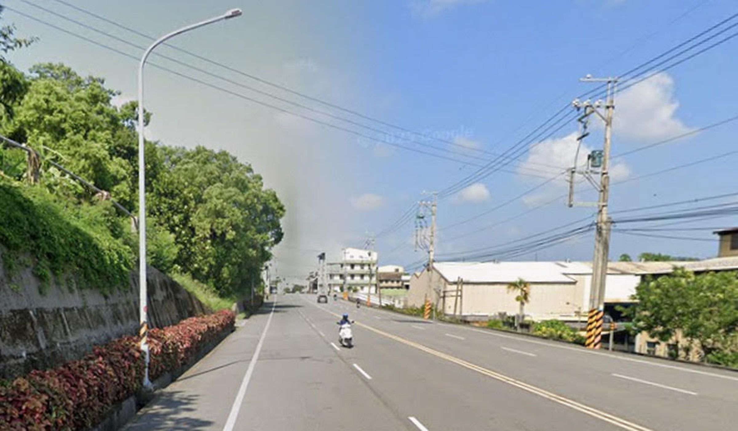 2名男大生騎機車雙載,在苗栗縣頭屋鄉台13線22k處自撞電線桿,死狀慘烈。(示意圖,翻攝Google Maps)