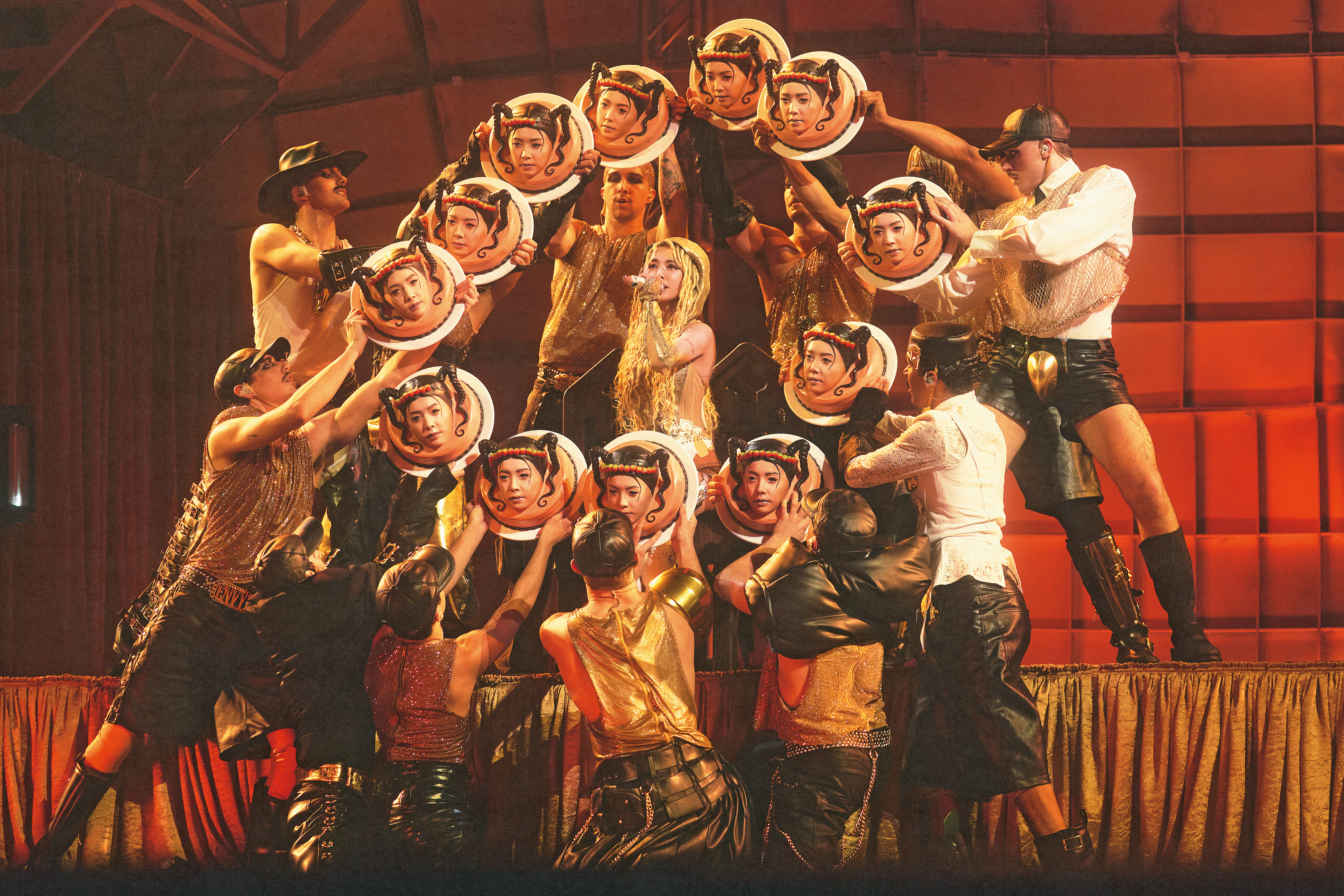 將名畫《最後的晚餐》概念搬上舞台，蔡依林與舞者之間需十足默契。（凌時差提供）