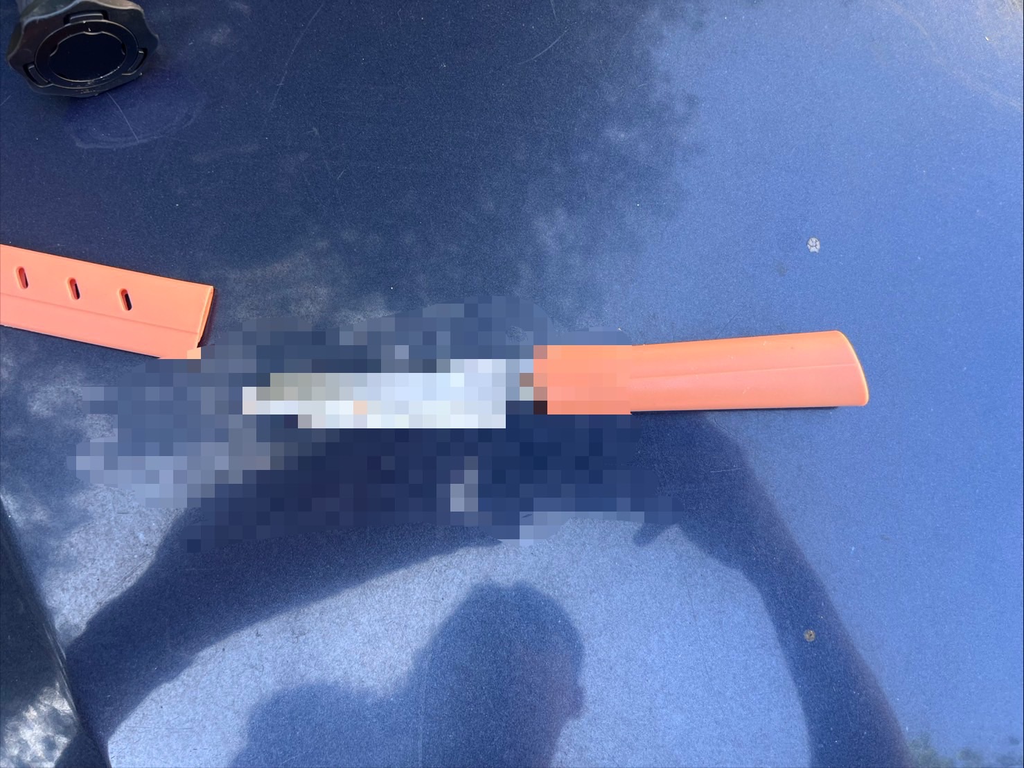 警方在曾姓嫌犯身上，查扣犯案的水果刀。（翻攝畫面）