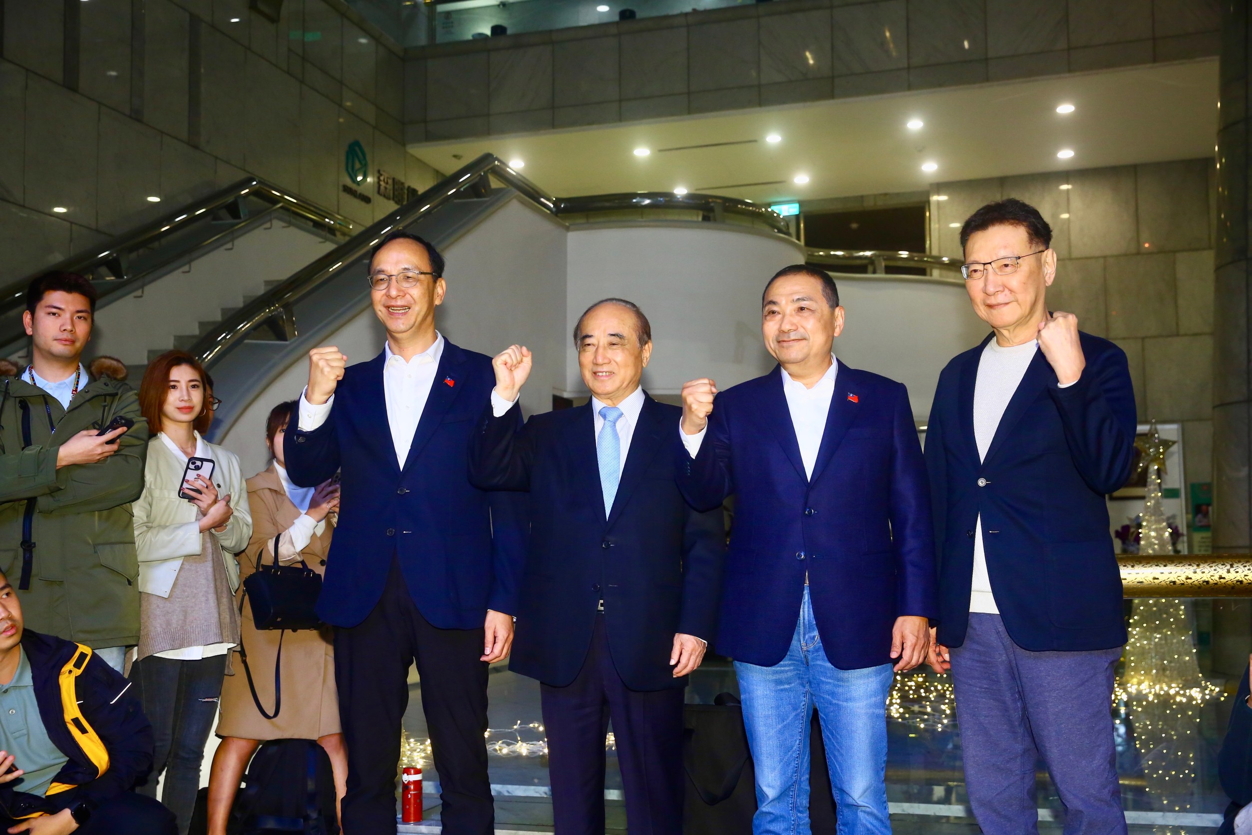 侯友宜（右二）、趙少康（右一）以及朱立倫（左一）今拜會王金平（左二），被民進黨舉出當年馬王之爭的特偵組相關爭議，狠酸「羞辱王金平」。