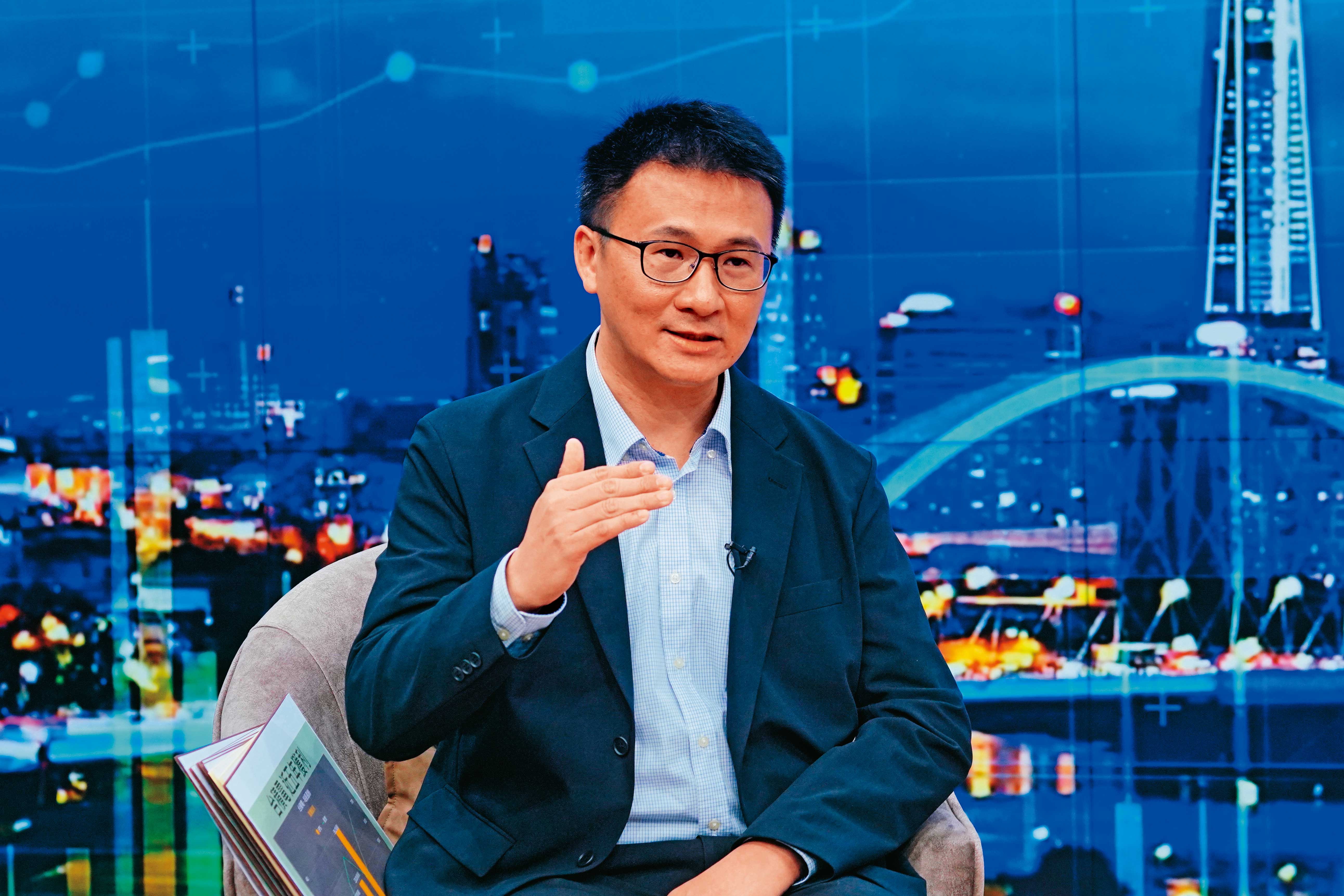 穩賺AI財，投資達人股海老牛（圖）、黑石財經執行長温建勳、財經作家張真卿提供3策略教戰。