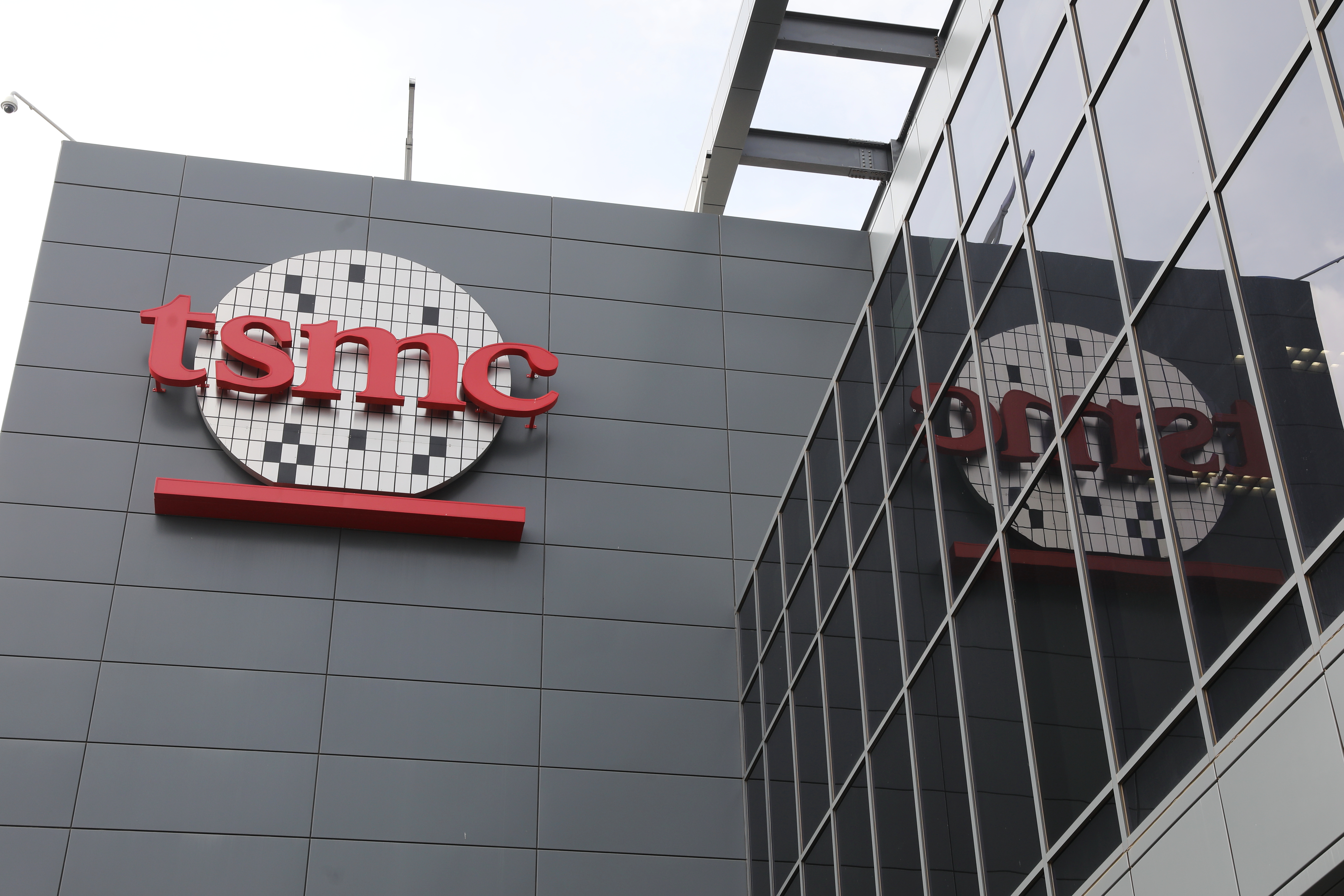 路透社報導，指台積電已初步向輝達、超微等晶片設計商，提出入股合資企業，來營運英特爾晶片廠的計畫。（本刊資料照）