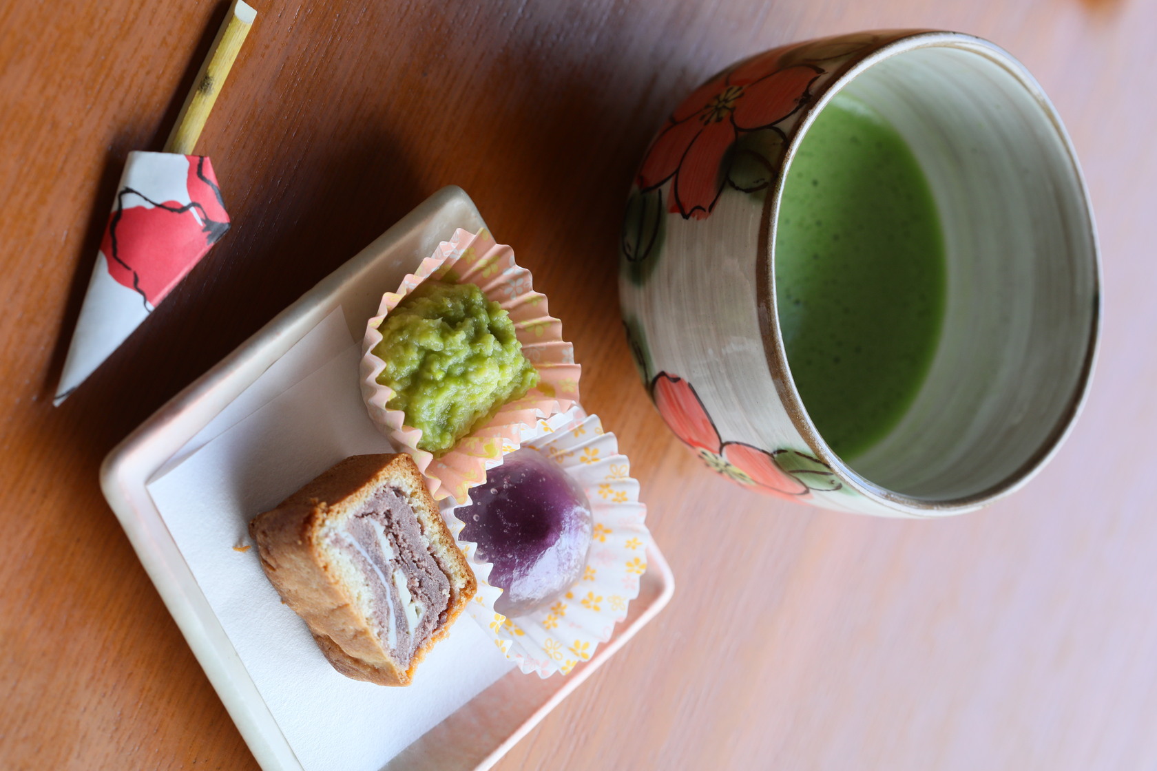 觀瀾亭內可點上一份抹茶佐當地代表性的毛豆泥麻糬點心。(500日圓/份,約NT $110)