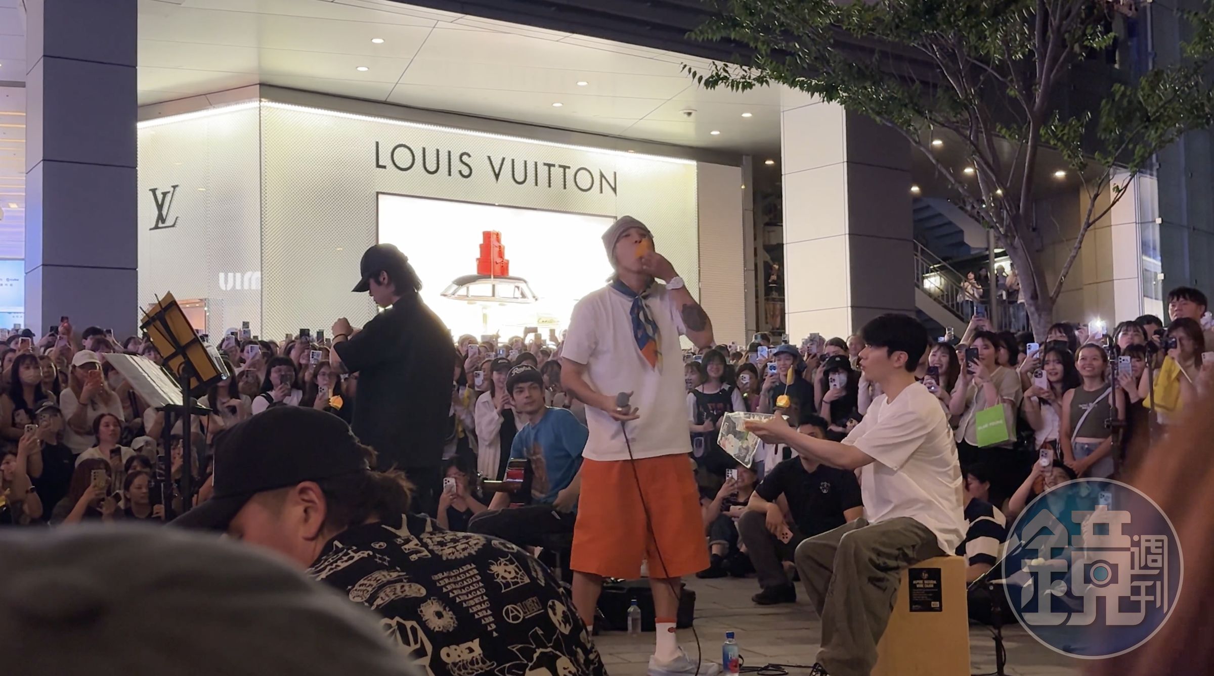 李洪基收到粉絲送上的芒果切盤後馬上開吃。(讀者提供)