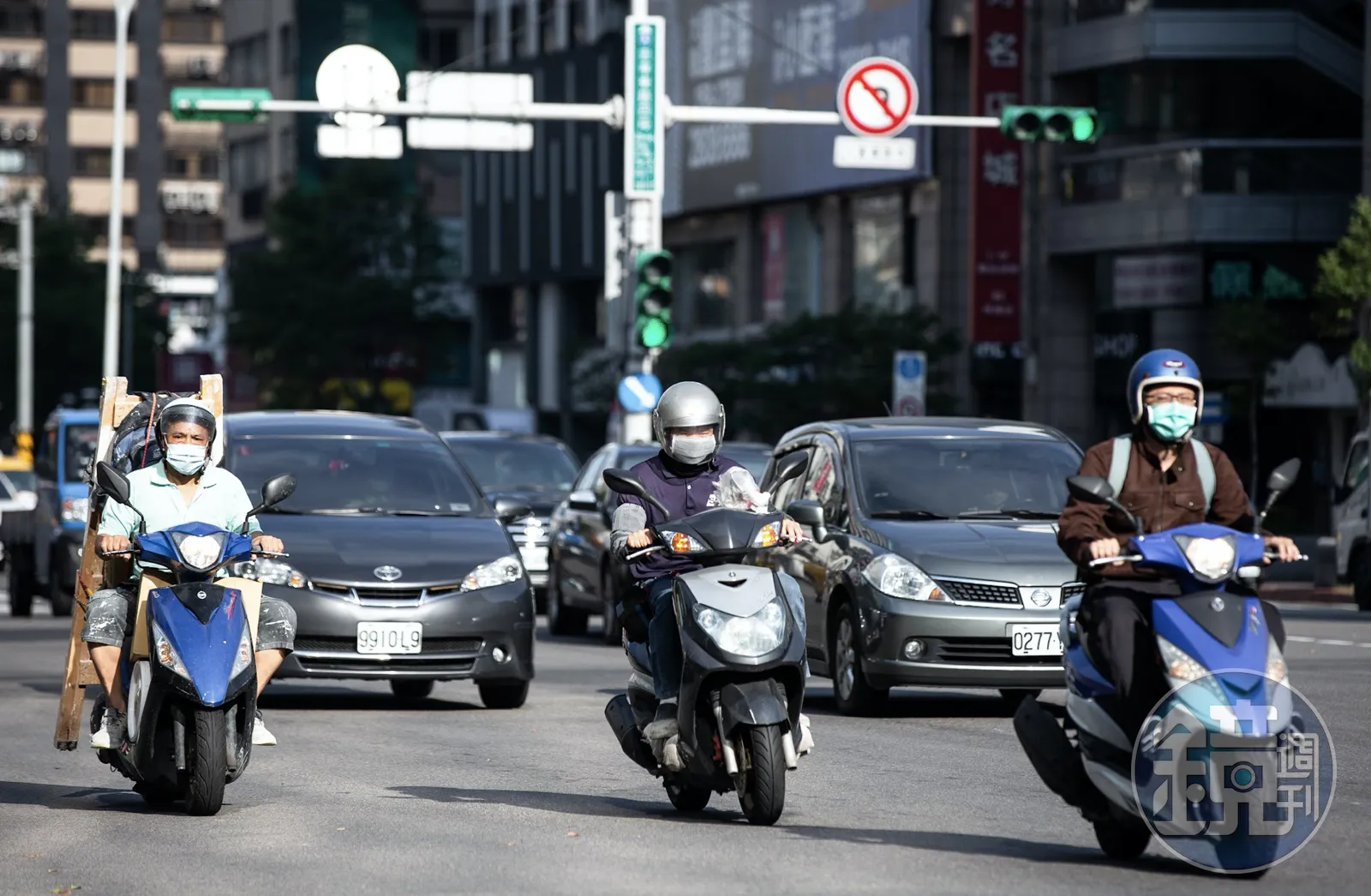 交通部說明機車進入待轉區時，不須打方向燈，顯示煞車燈即可。（本刊資料照）