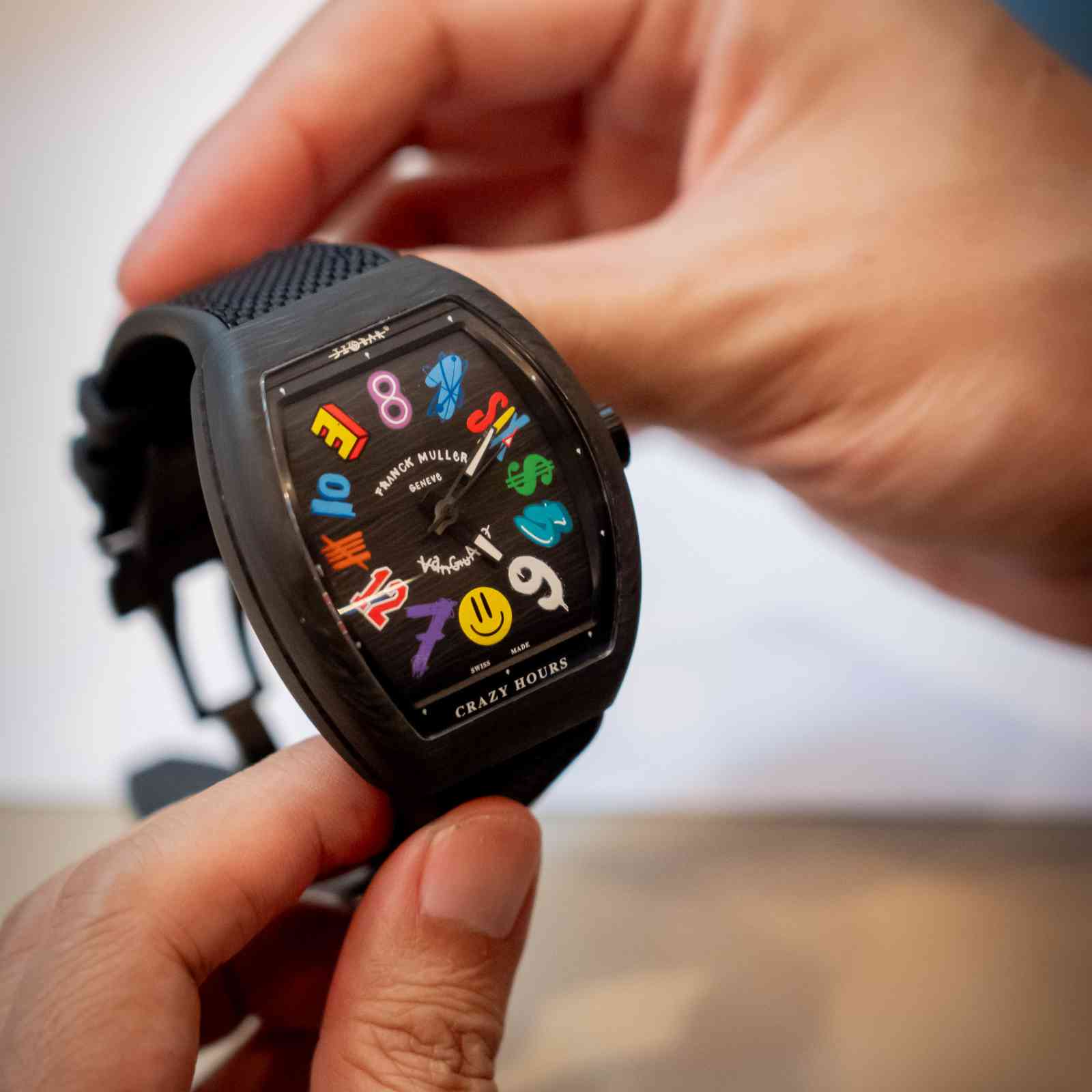 FRANCK MULLER 與法國街頭藝術家 Jisbar 合作的 Crazy Hours Jisbar 錶款。