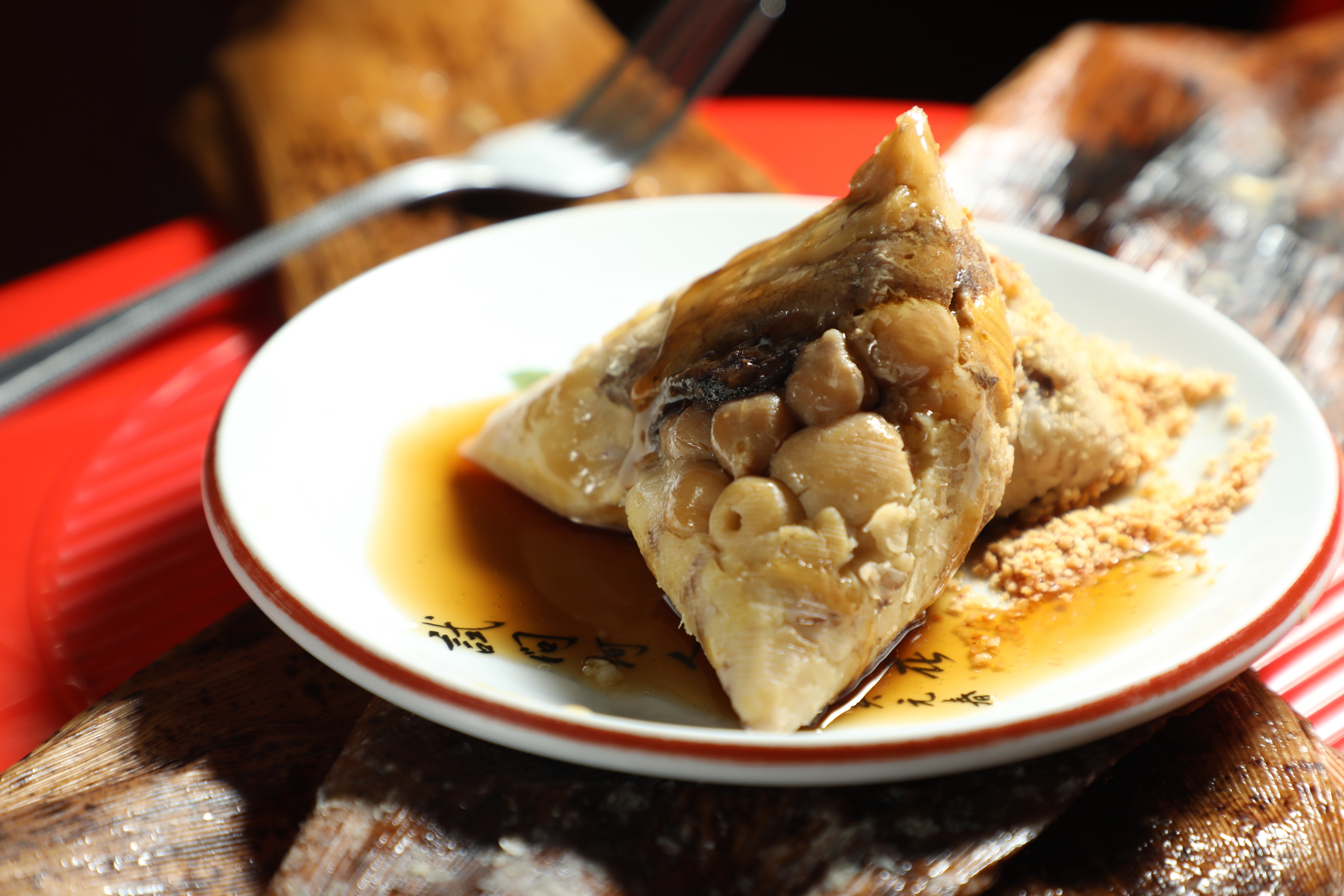 在鹽埕飄香73年的孫家肉粽,不僅賣傳統糯米粽,創意口味「綠豆粽」也很受老饕歡迎。