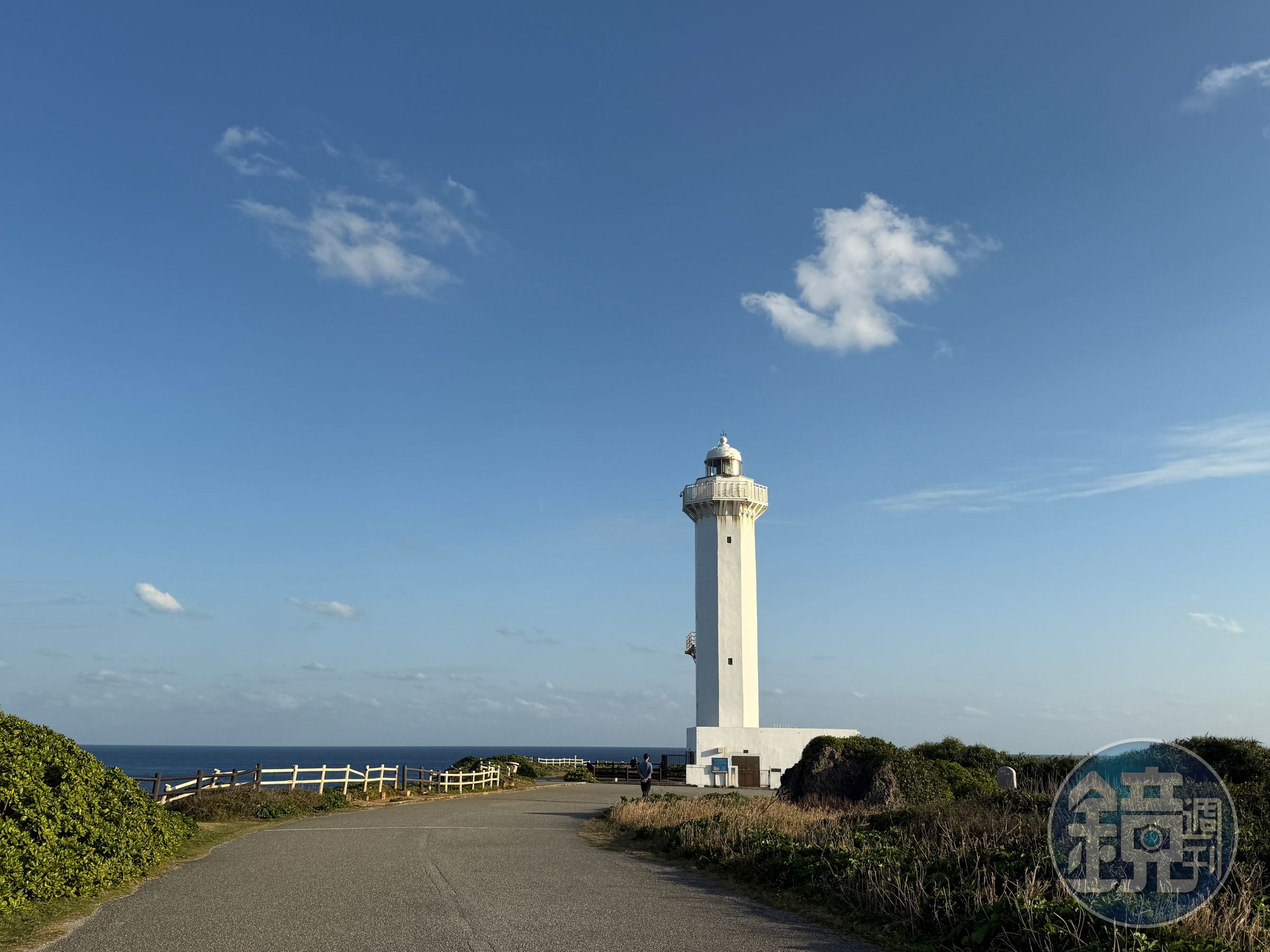 「東平安名岬」位於宮古島東南端，由珊瑚礁石灰岩構成，是欣賞燈塔海景與日出的知名景點。