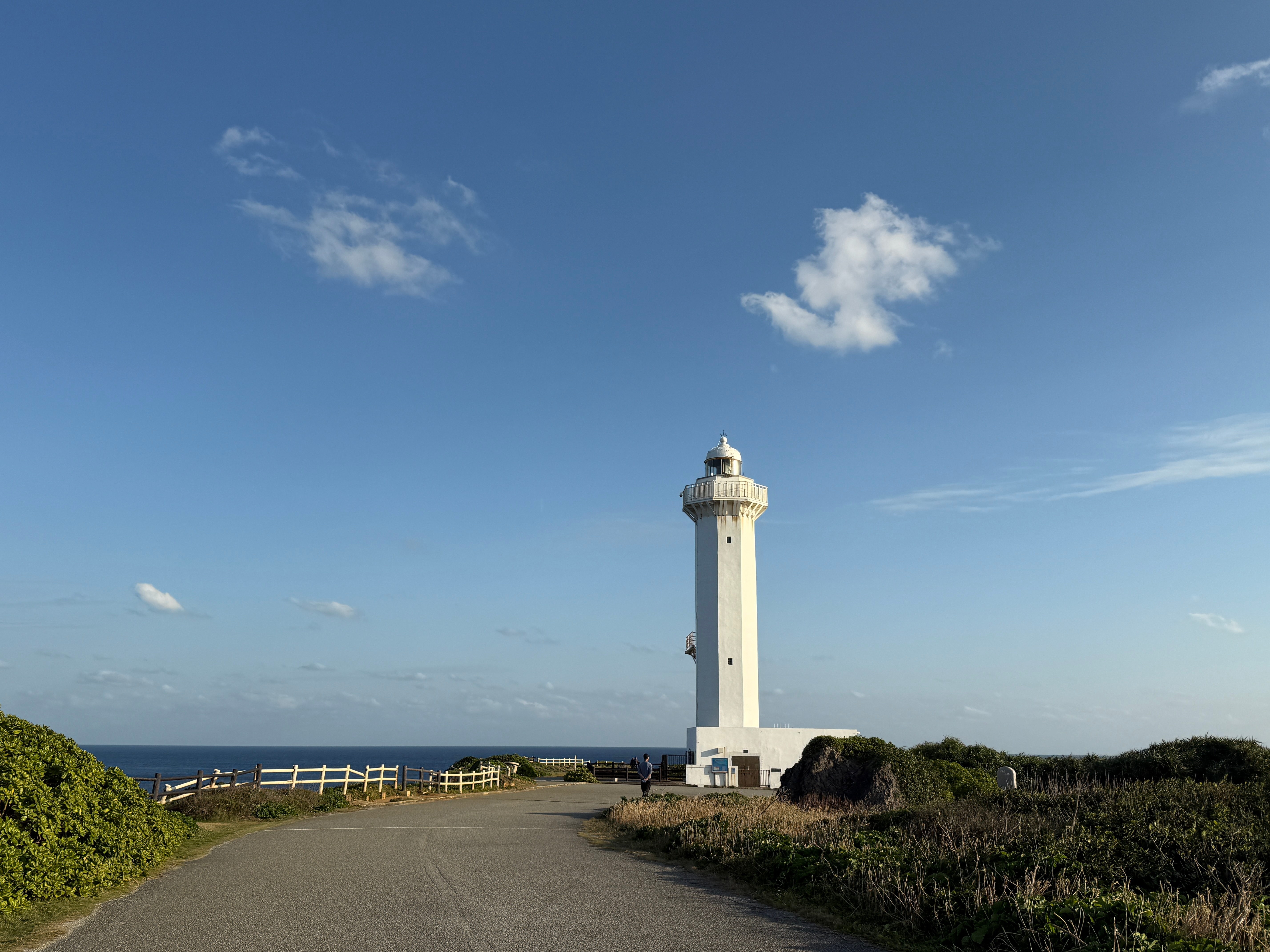 「東平安名岬」位於宮古島東南端，由珊瑚礁石灰岩構成，是欣賞燈塔海景與日出的知名景點。