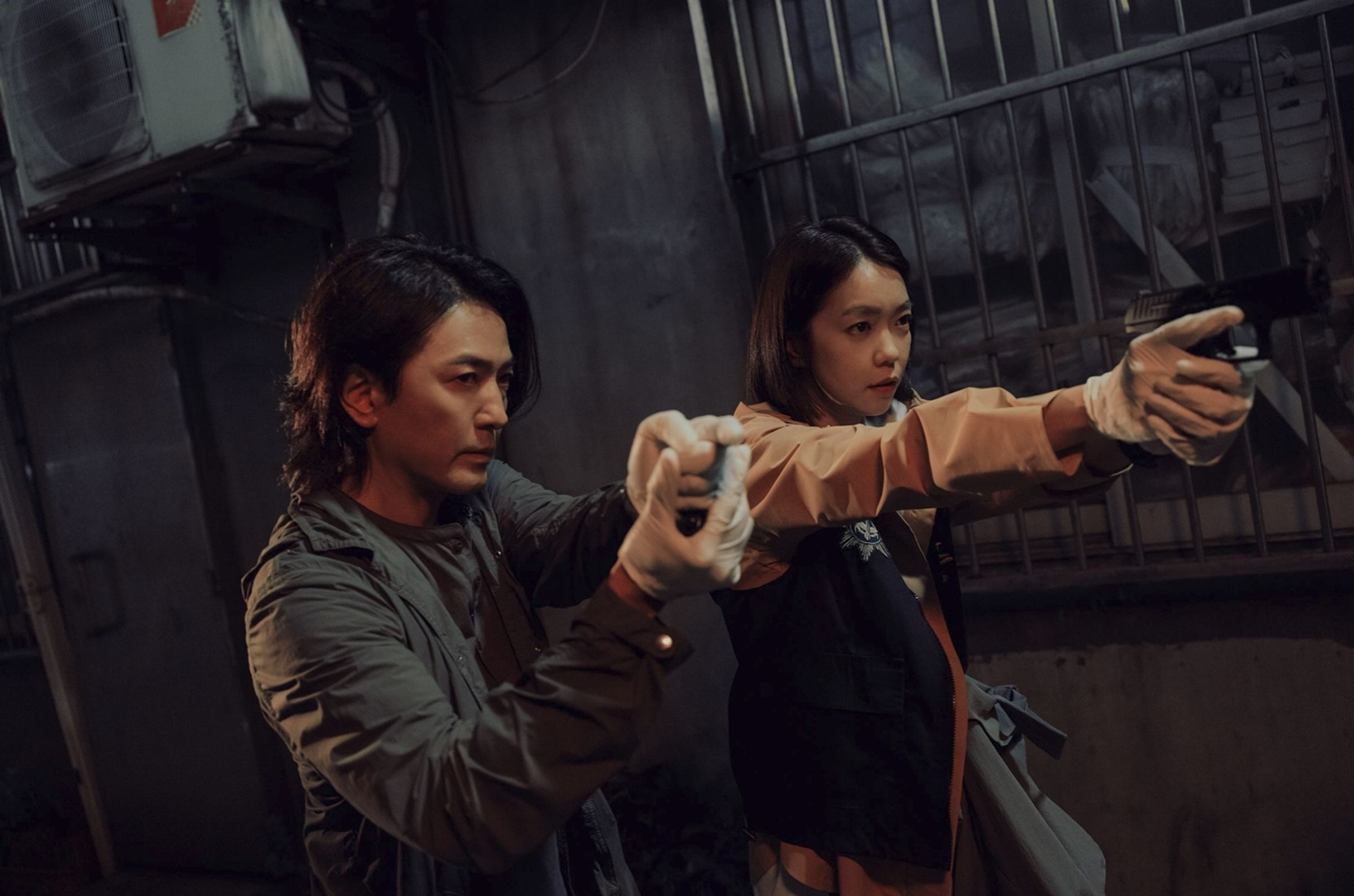李霈瑜與偶像鄭伊健聯手，共同偵破連環殺人案。（Netflix提供）