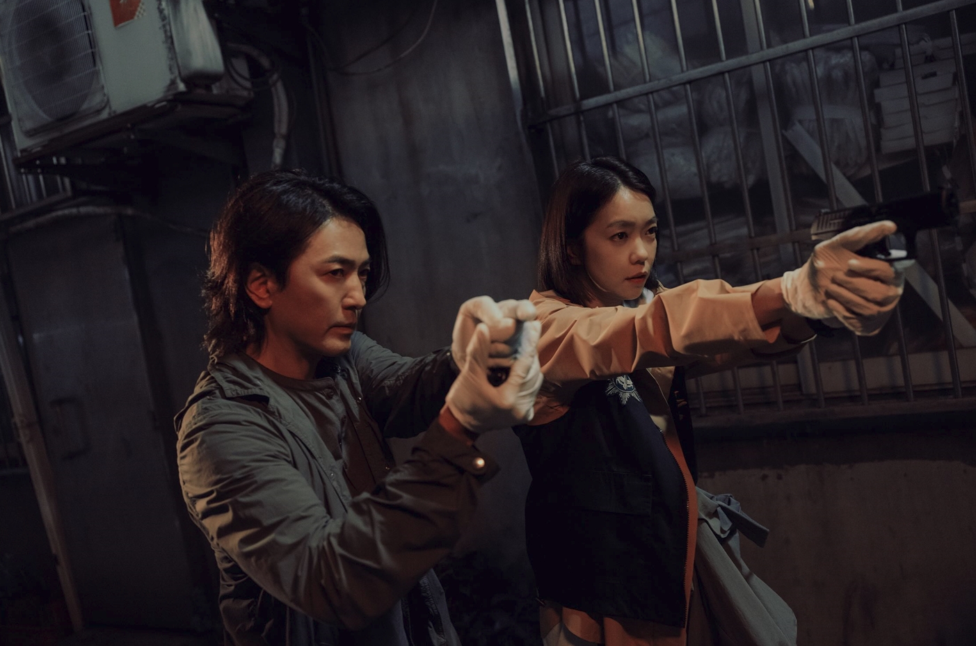 李霈瑜與偶像鄭伊健聯手，共同偵破連環殺人案。（Netflix提供）