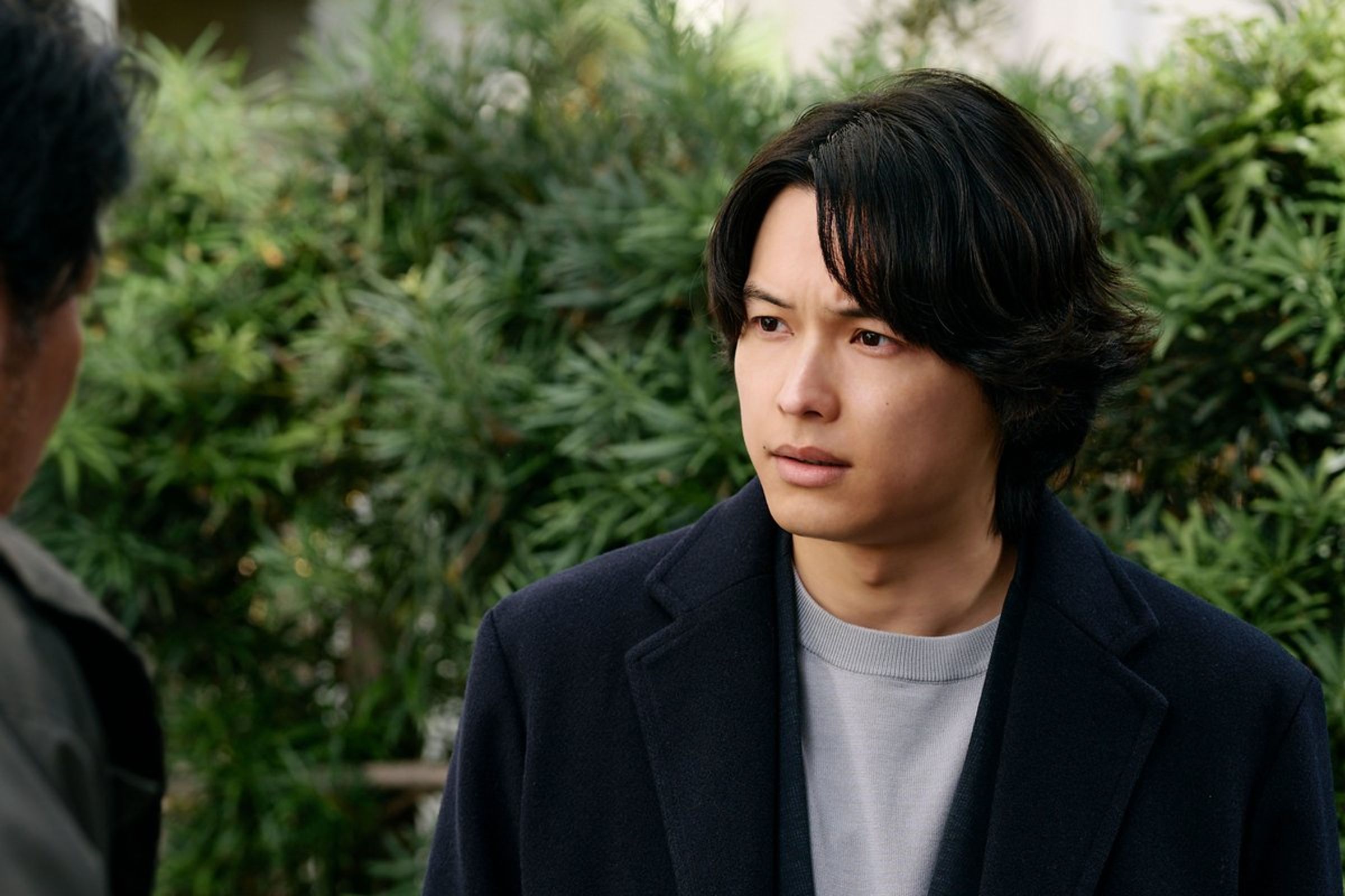 《天鵝與蝙蝠》松村北斗攜手今田美櫻尋找和彼此父親有關的殺人案真相。（車庫娛樂提供）