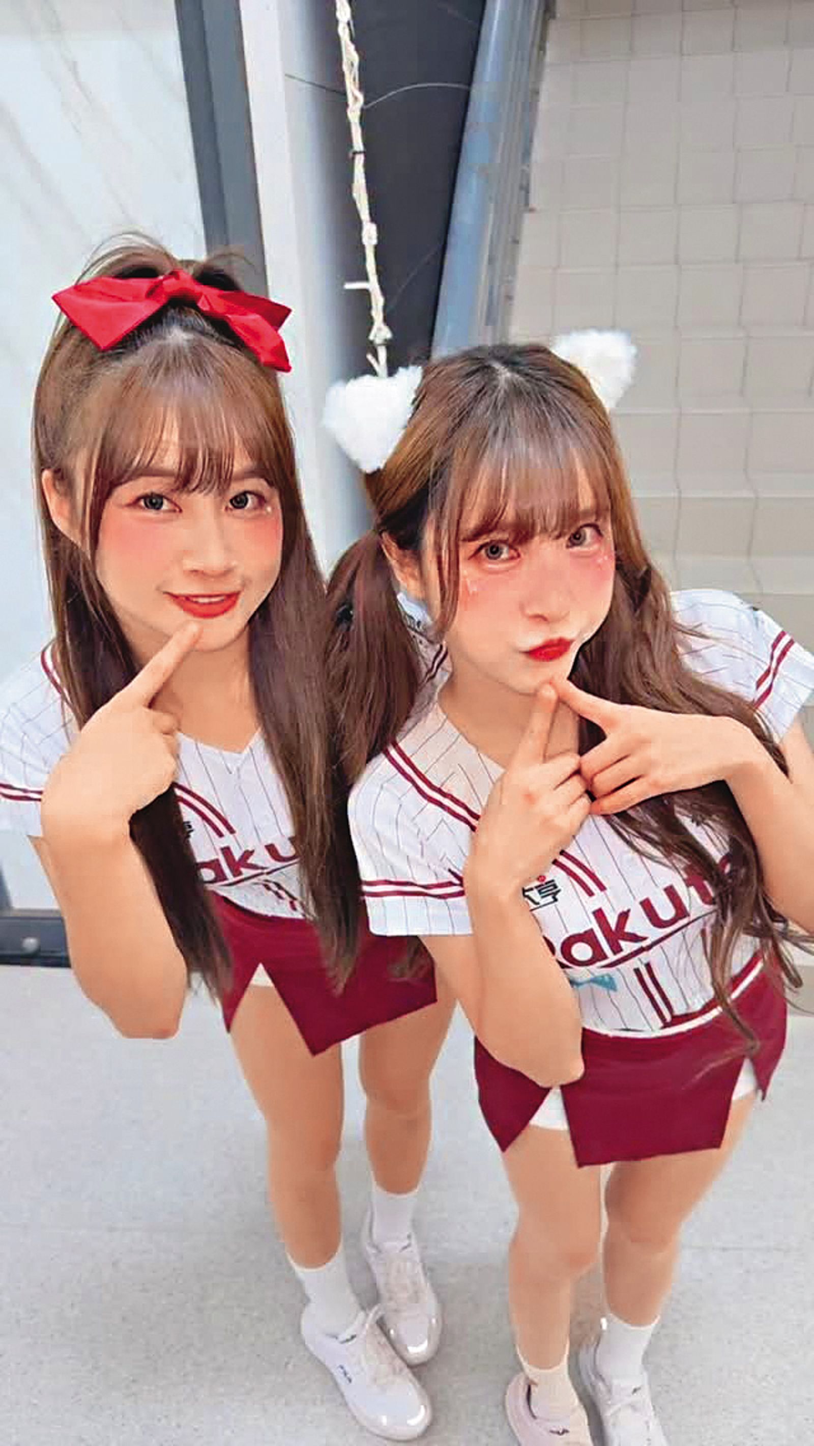 孟潔（右）傳被男友求婚，身邊友人紛紛給予祝福。左為陳伊。（翻攝自孟潔IG）