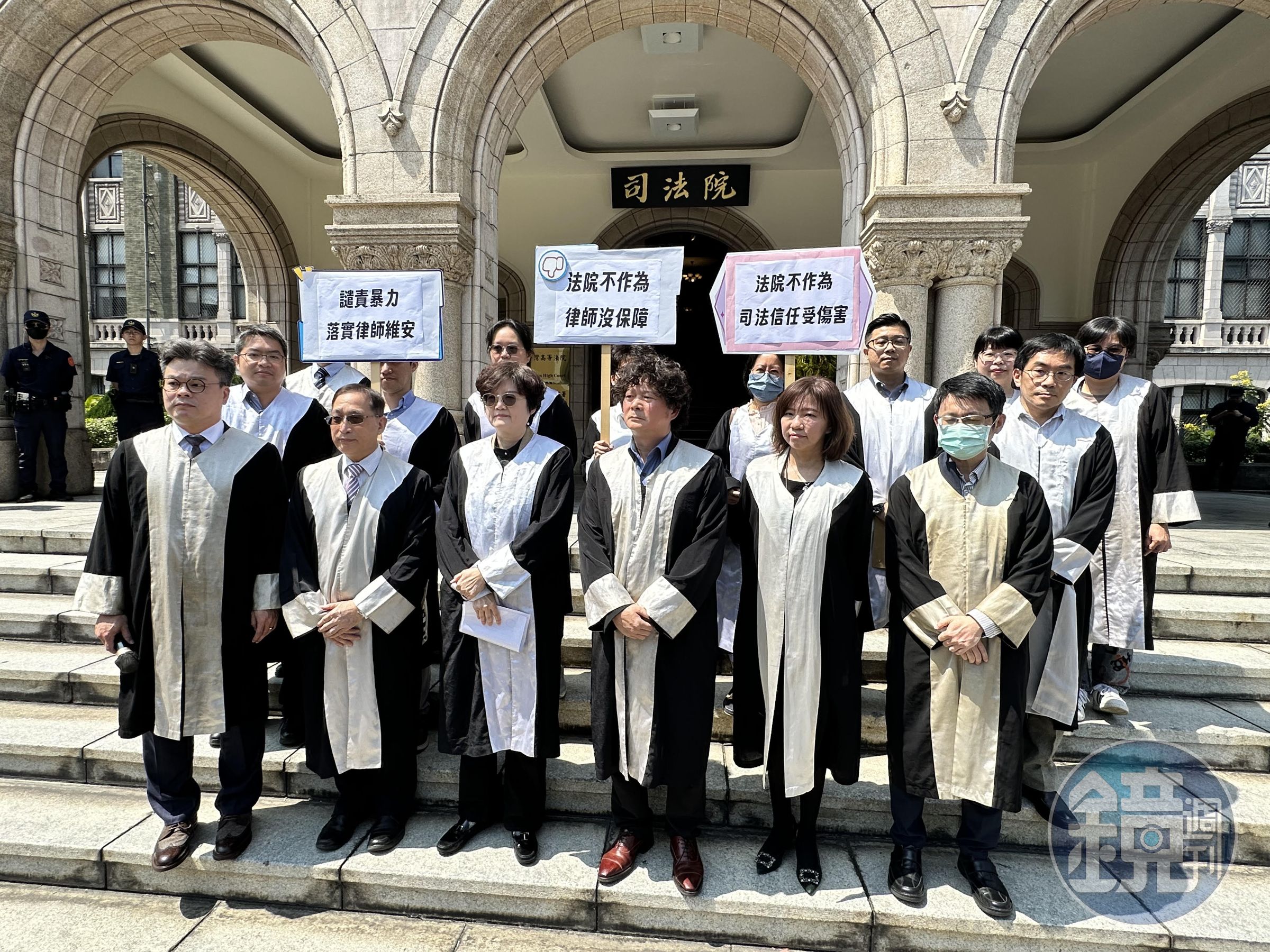 全國律師聯合會針對台中地院內當事人打律師事件至司法院前舉行記者會。