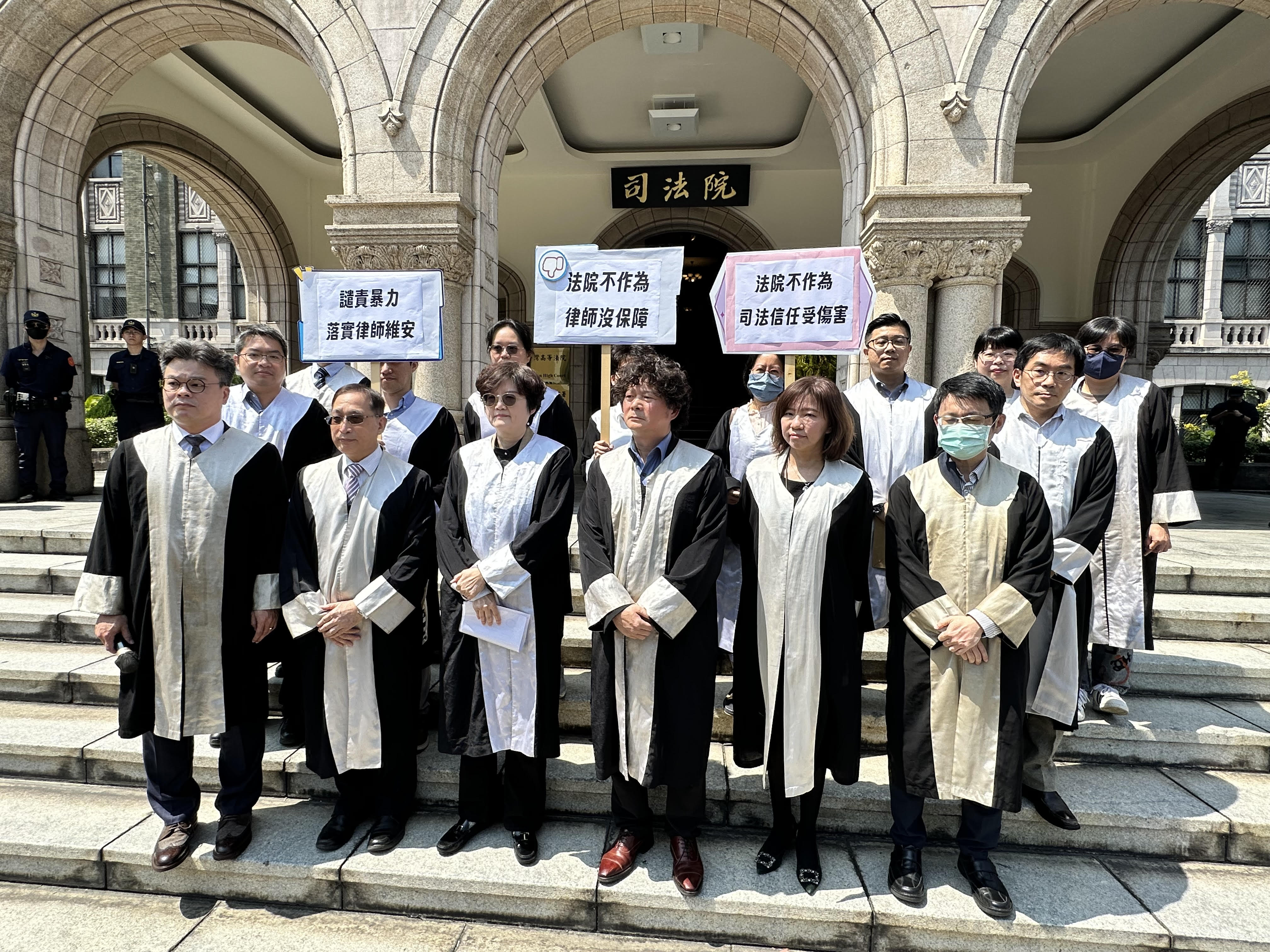 全國律師聯合會針對台中地院內當事人打律師事件至司法院前舉行記者會。