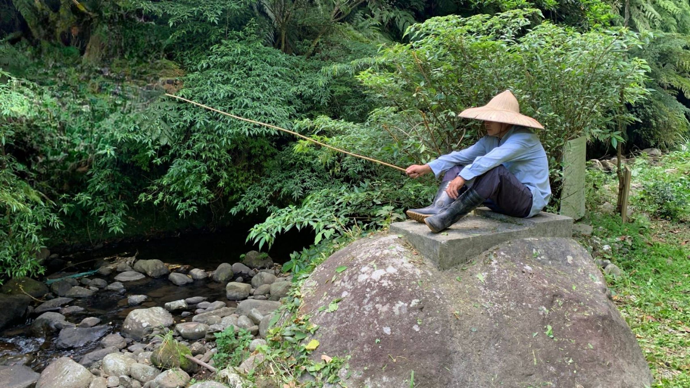 七星山道家莊園的「姜太公釣魚石」彷若姜太公渭水釣魚處之歷史場景。(陽明山姜太公道場提供)