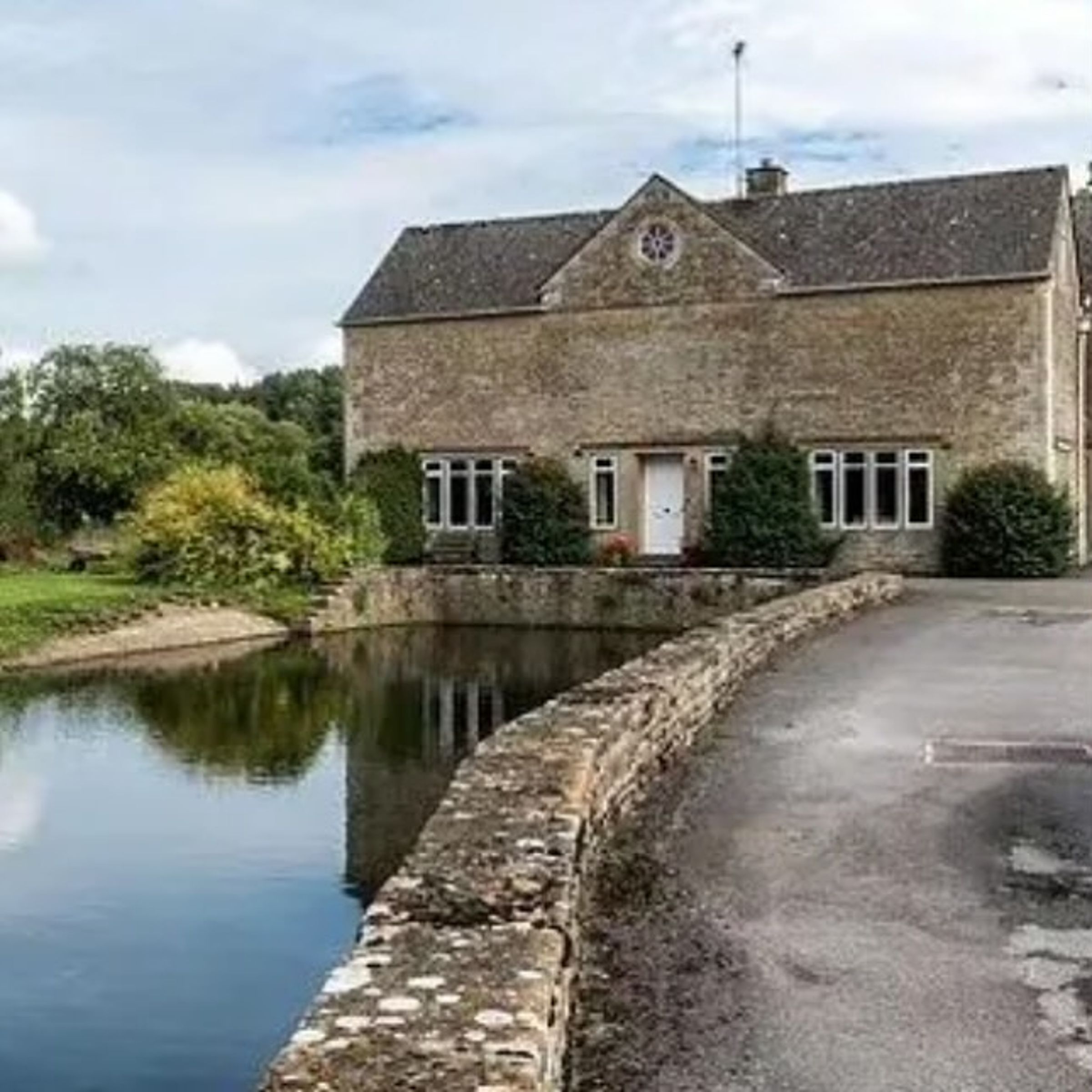 查爾斯三世斥資375萬英鎊,在威爾特郡雷布里奇購買了「The Old Mill」房產。(翻攝Devonshire of Palm Beach臉書)