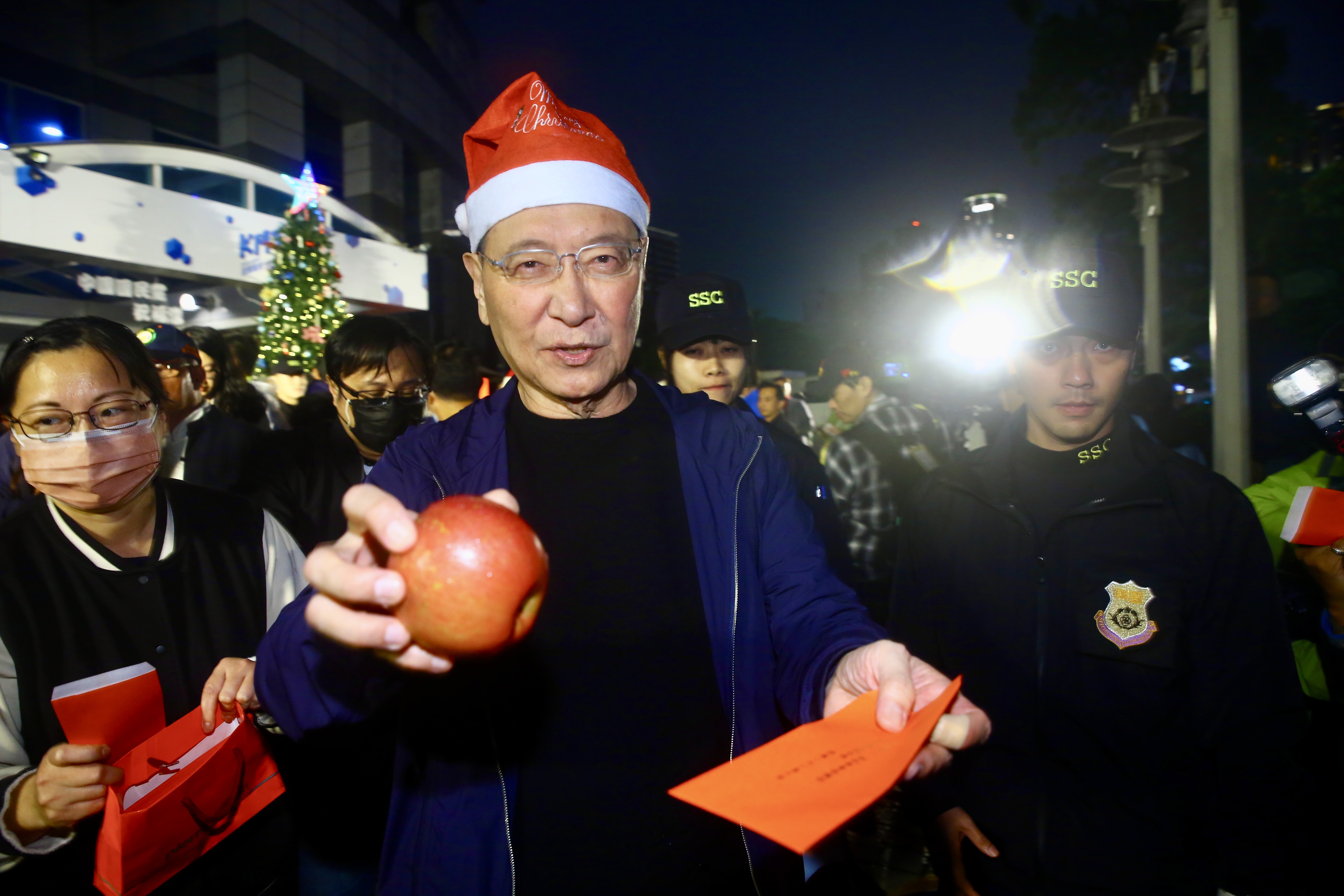 趙少康與侯友宜搭檔代表國民黨競選2024正副總統，卻傳出有韓粉要分裂投票，將總統票改投民眾黨柯文哲。