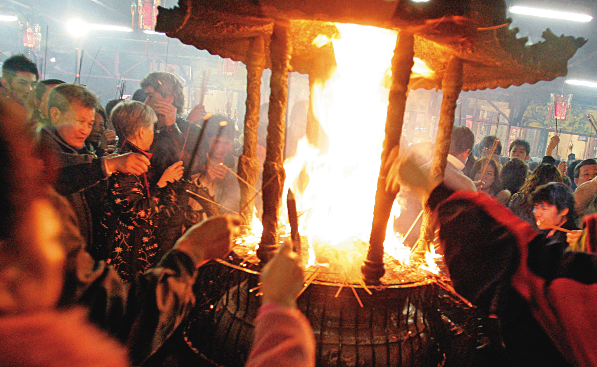 簡父演出布袋戲酬神時遭逮，現場宮廟香爐還轟然發爐。（示意圖）