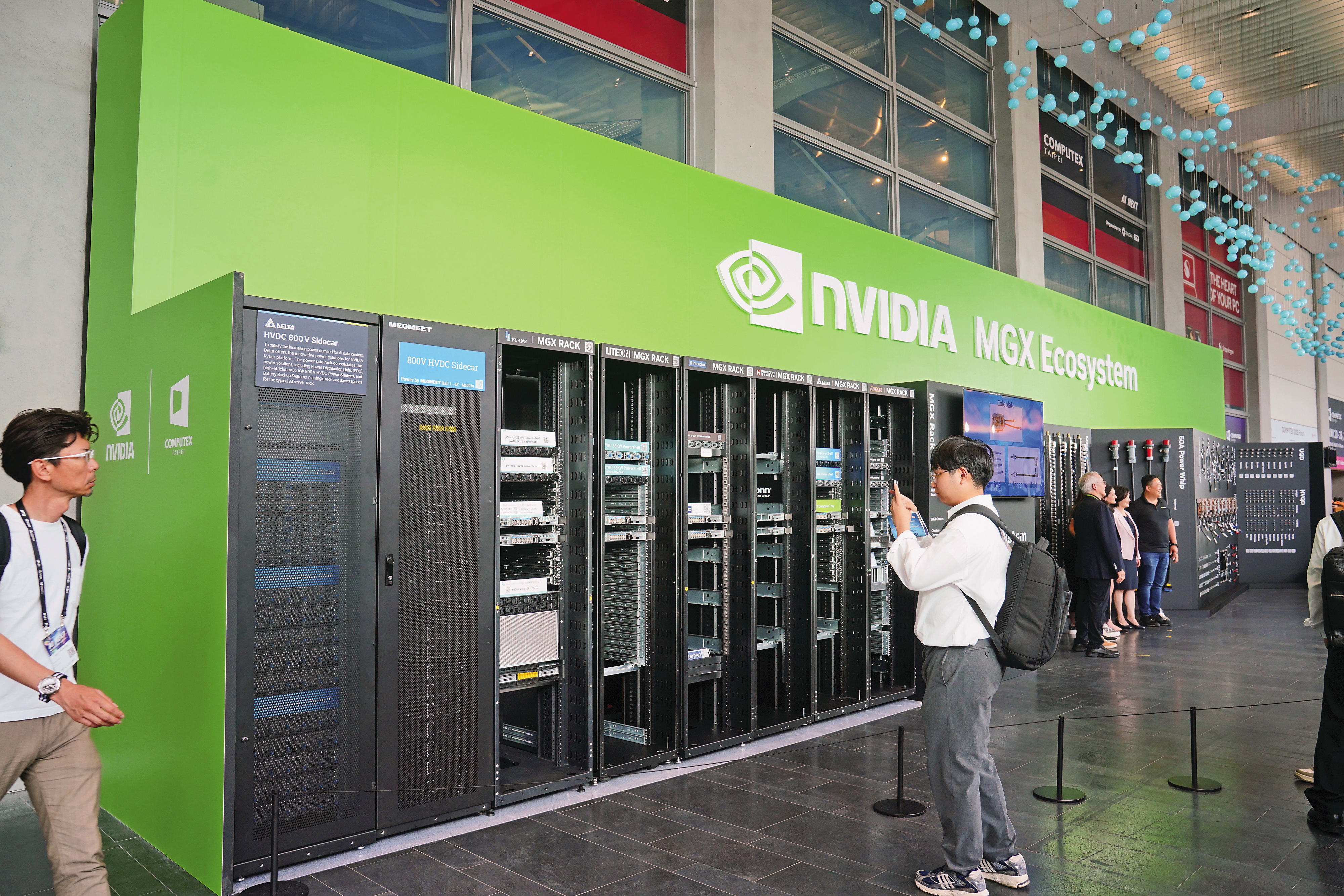 00757ETF的成分股以輝達占比最高，周文偉買進一籃子科技股，衝刺獲利。