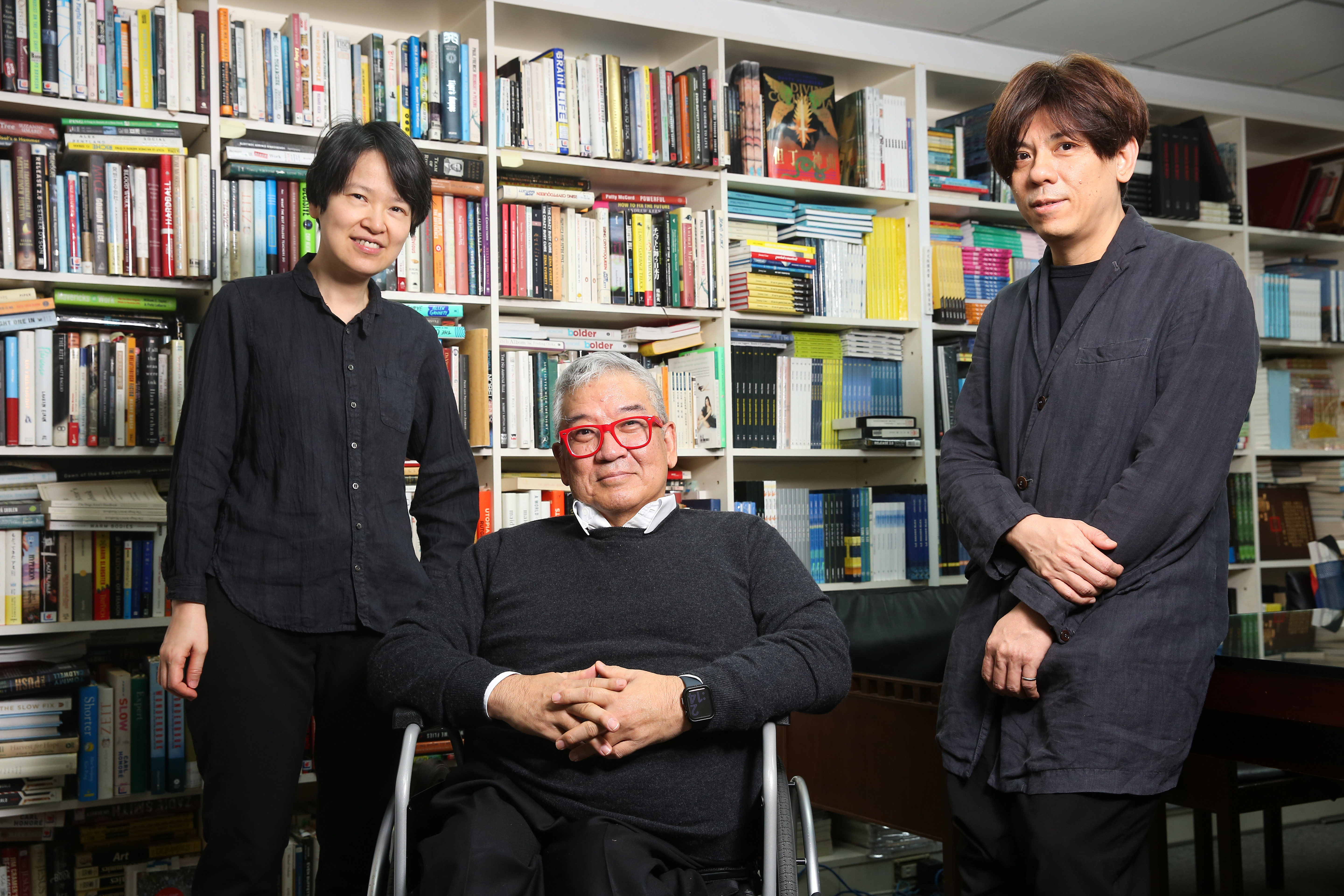 平凡（右）與陳淑芬（左）多年前路上偶遇馬利（中），開啟合作契機。