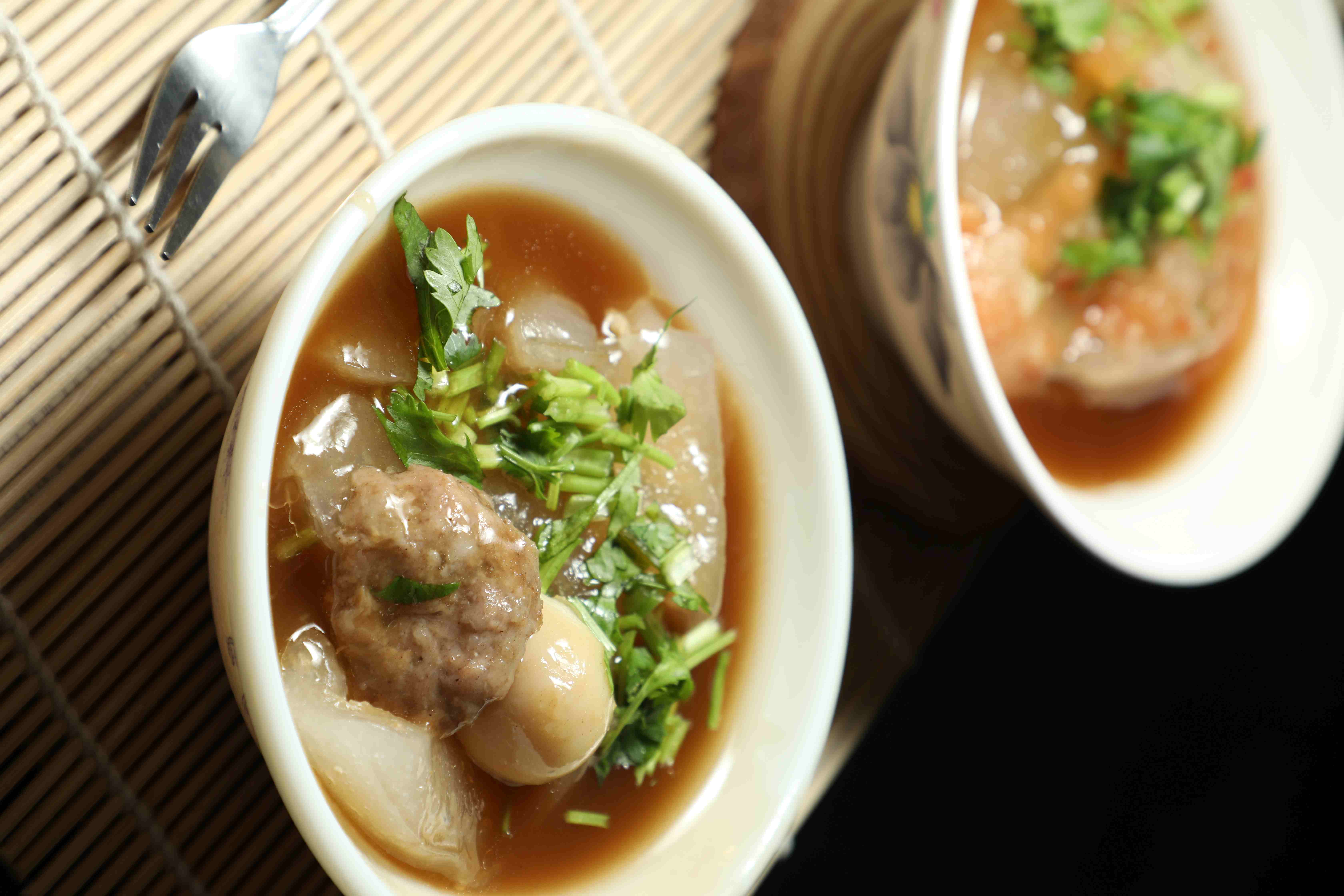 這顆「肉圓」餡料豐富，醬汁濃而不膩，可以直接「清碗」。（45元／份）