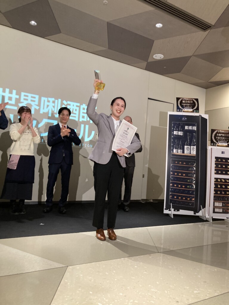 目前擔任台北Golden & Afterglo餐廳侍酒師的黃鳳誼,打敗282名參賽者,成為第六屆「世界唎酒師大賽」冠軍,也創下台灣「二連霸」紀錄。