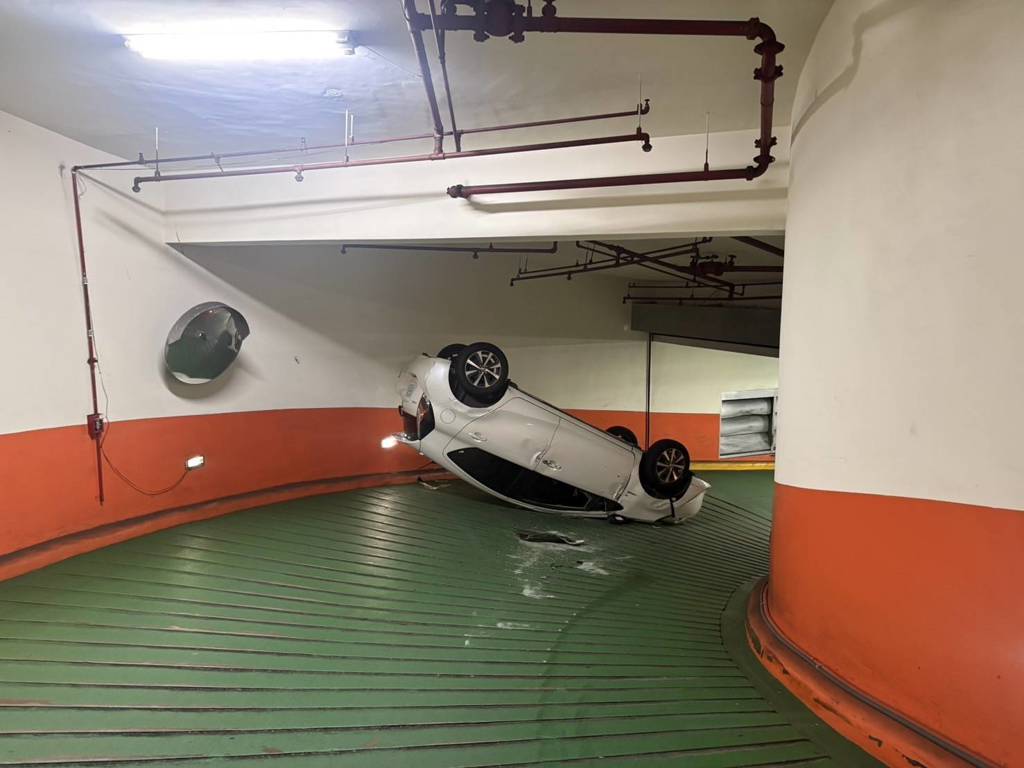 撞牆＋翻滾！桃園地下停車場爆驚險事故。（翻攝畫面）